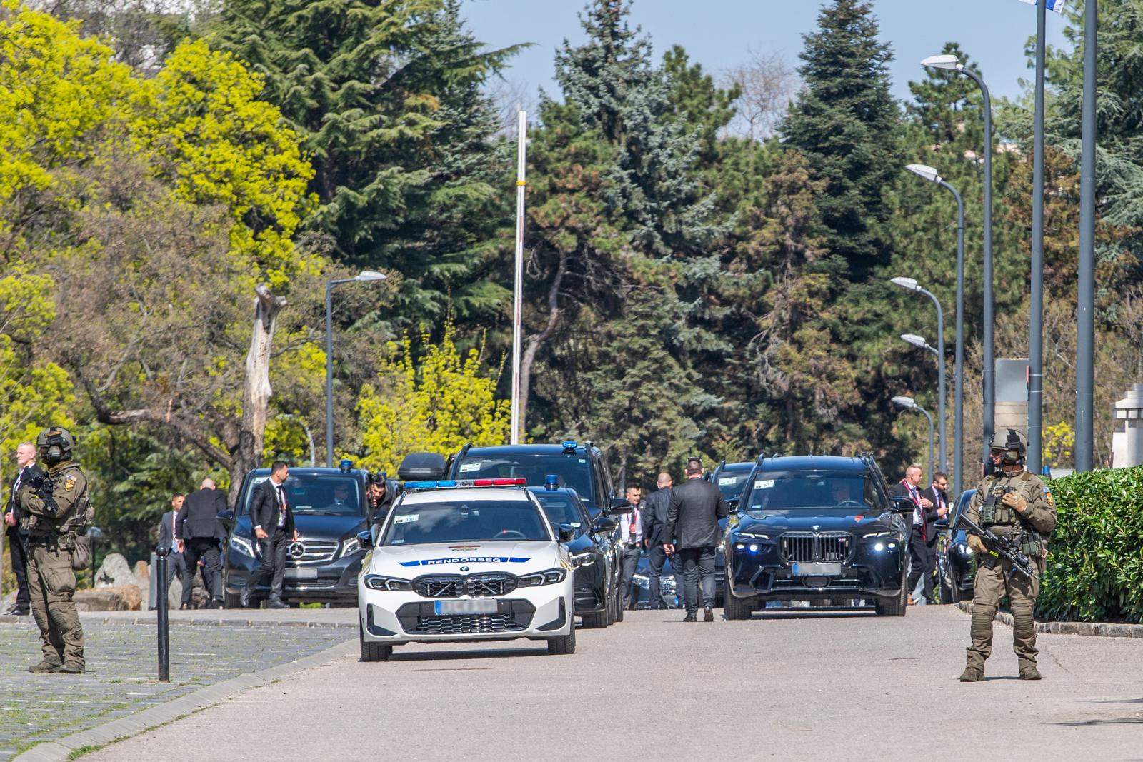 Az izraeli elnöki konvoj érkezése a Nemzeti Közszolgálati Egyetemre április 4-én