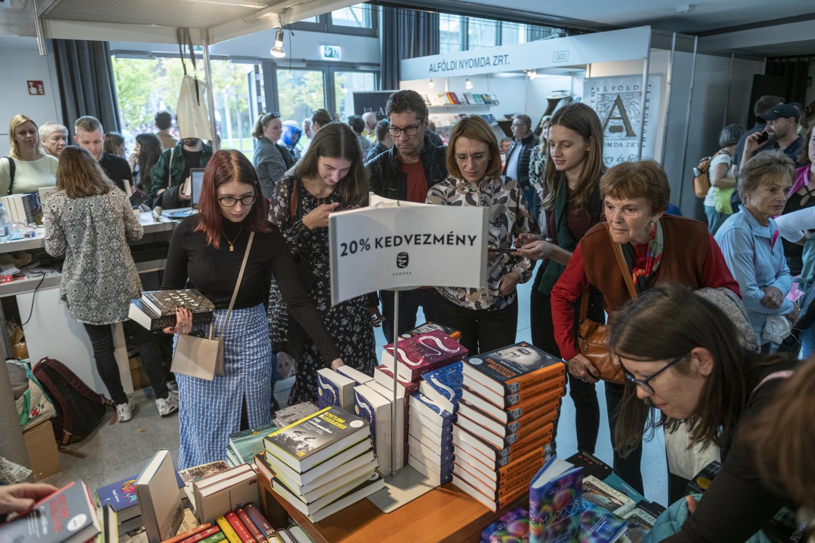 A 95. Ünnepi Könyvhét 2024 nyarán: Budapest olvas flashmob a Fővárosi Szabó Ervin könyvtár szervezésében