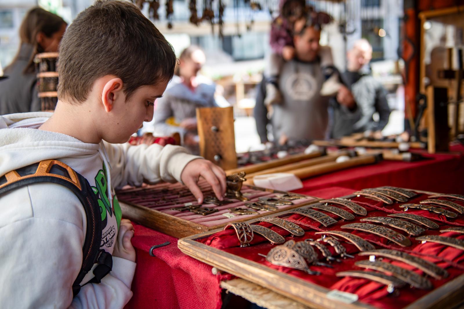 Egy tízévesforma fiú átszellemülten fogdosta végig a standon kiállított tárgyakat