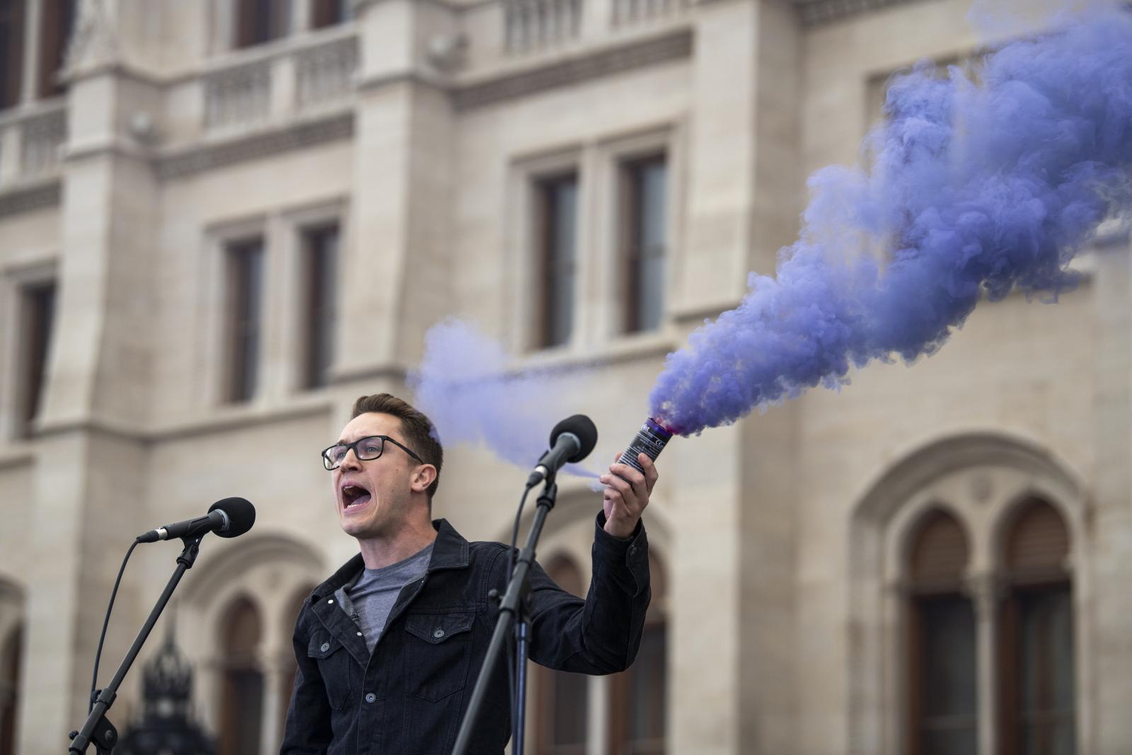 Bedő Dávid a Parlament előtt április 14-én