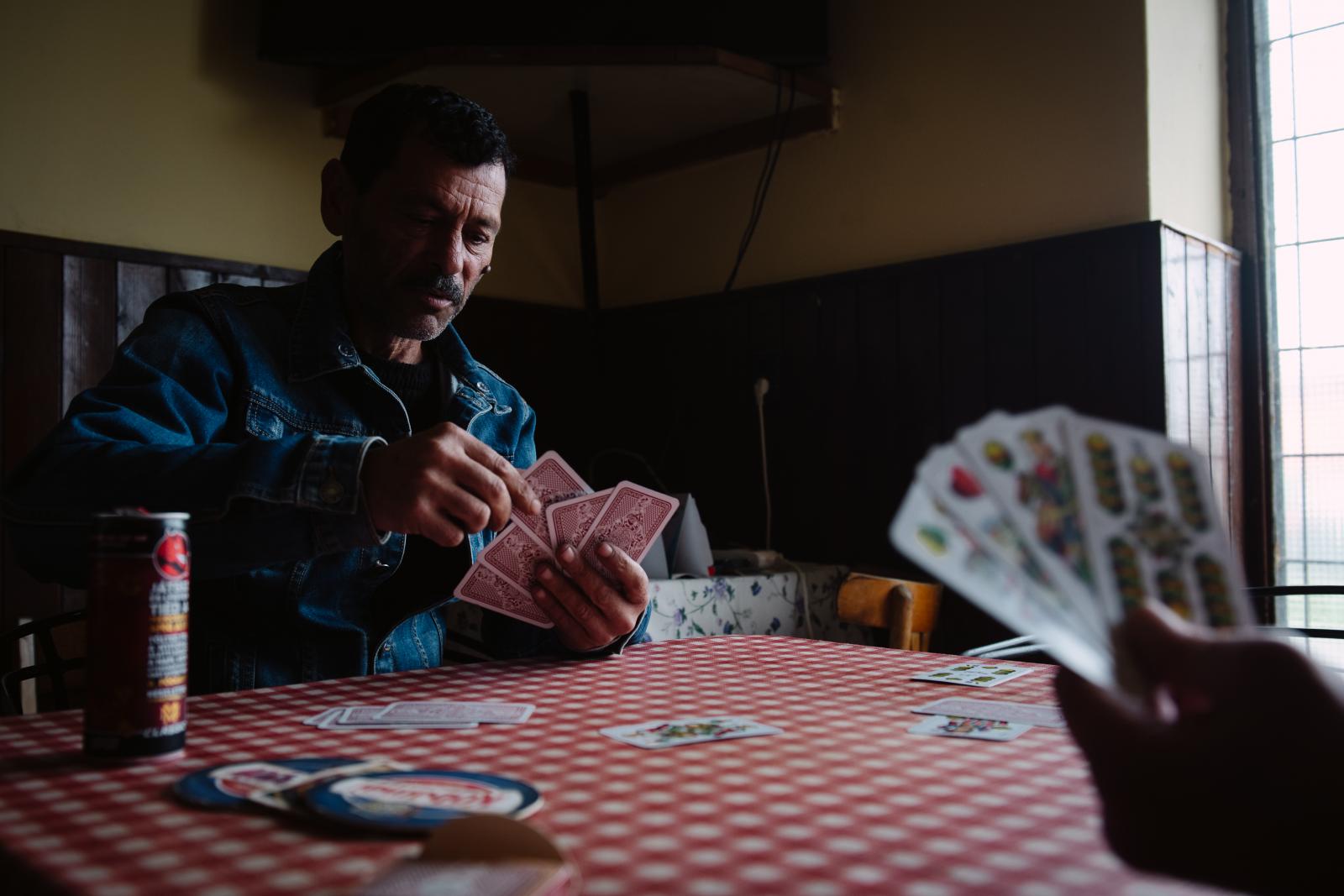 Snapszer. Játék, amíg a többiek megitták a maguk sörét