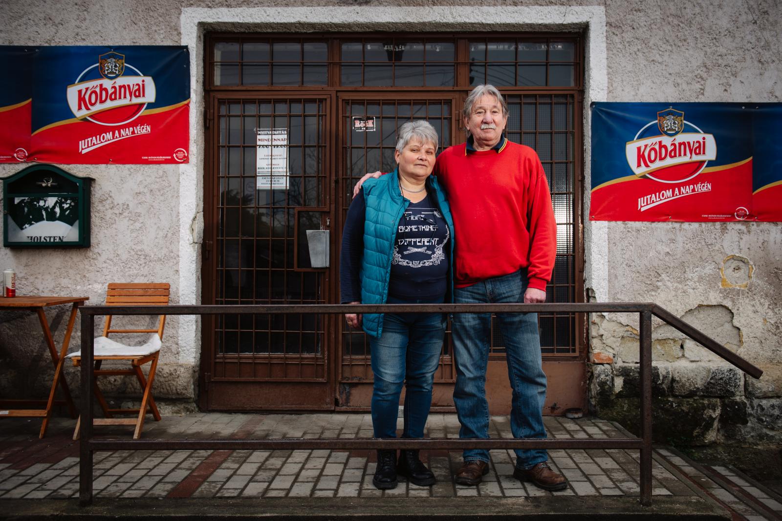 Enikő és Lendvay Albert. A Hegyeskő kocsma előtt