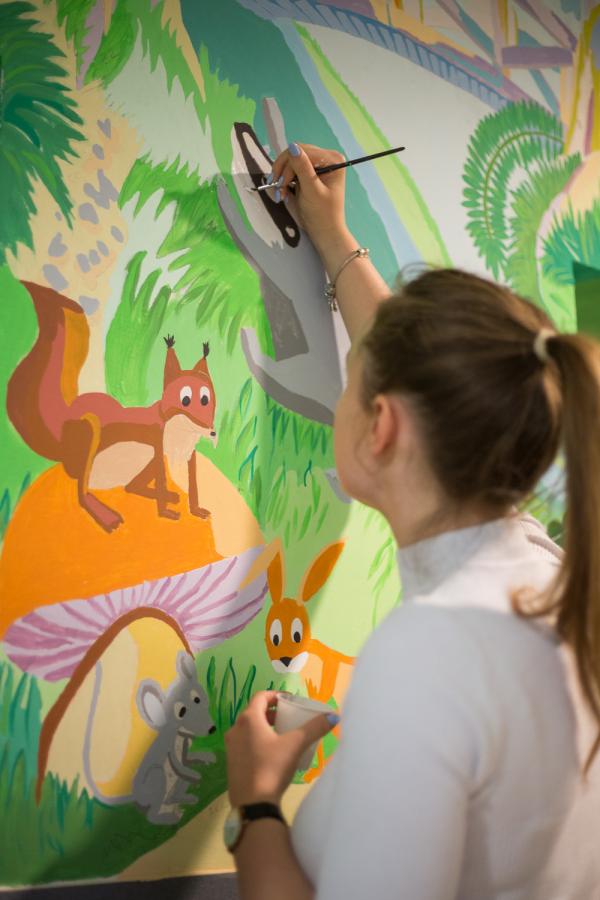 A kopár falakra festett dekoráció annyira jól sikerült, hogy elindították a mesefalfestő programot is