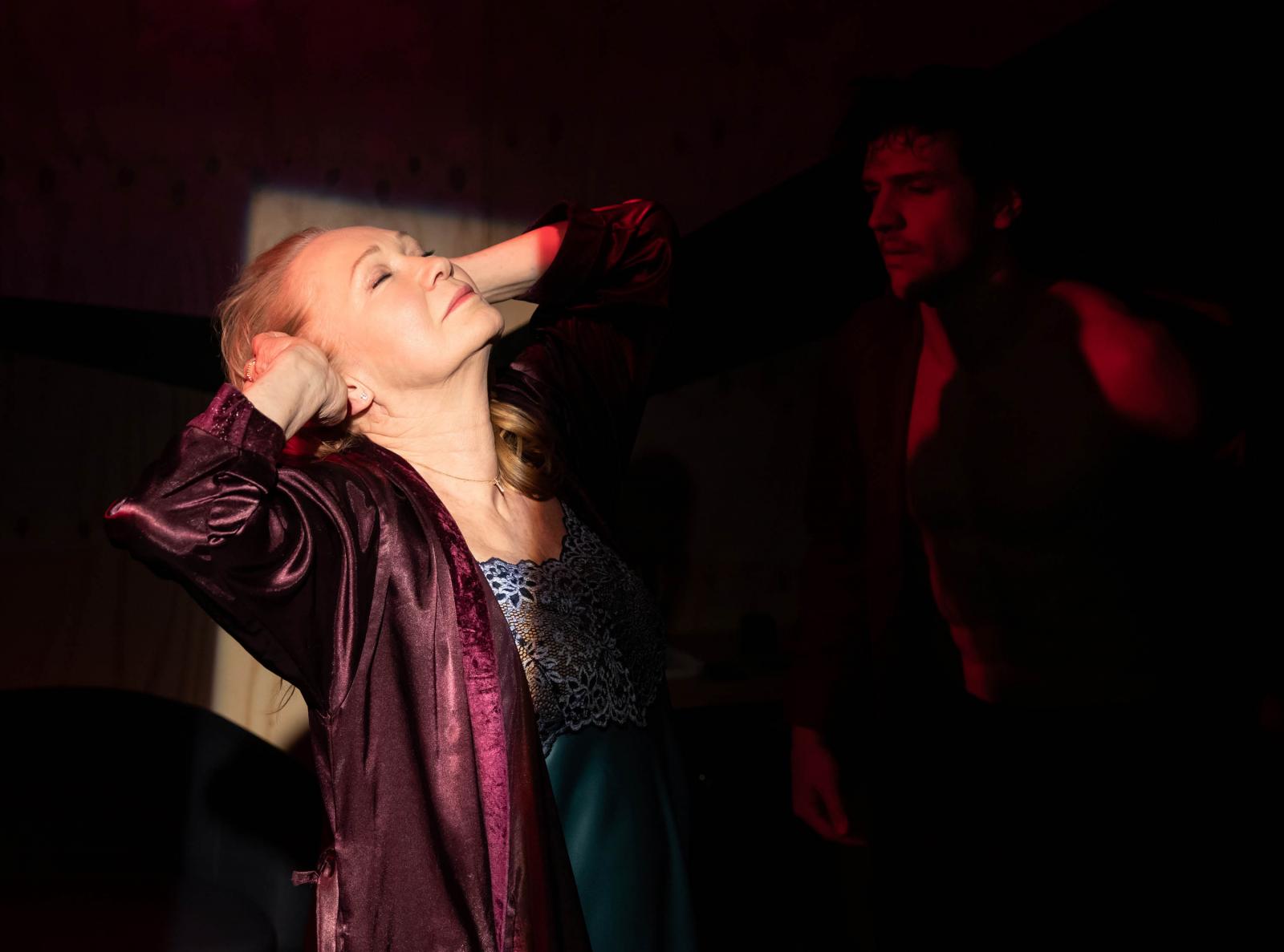  A Minden jót, Leo Grande című előadás egyik jelenete