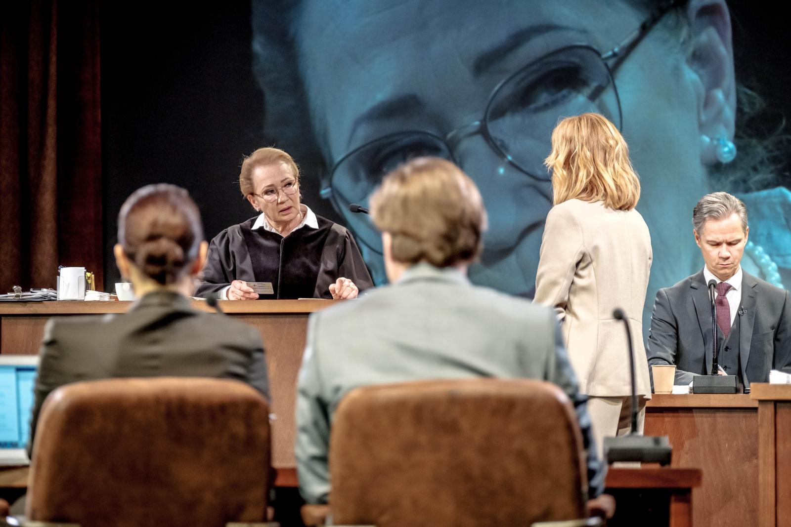 A Katona József Színház Nyílt tárgyalás című előadásában