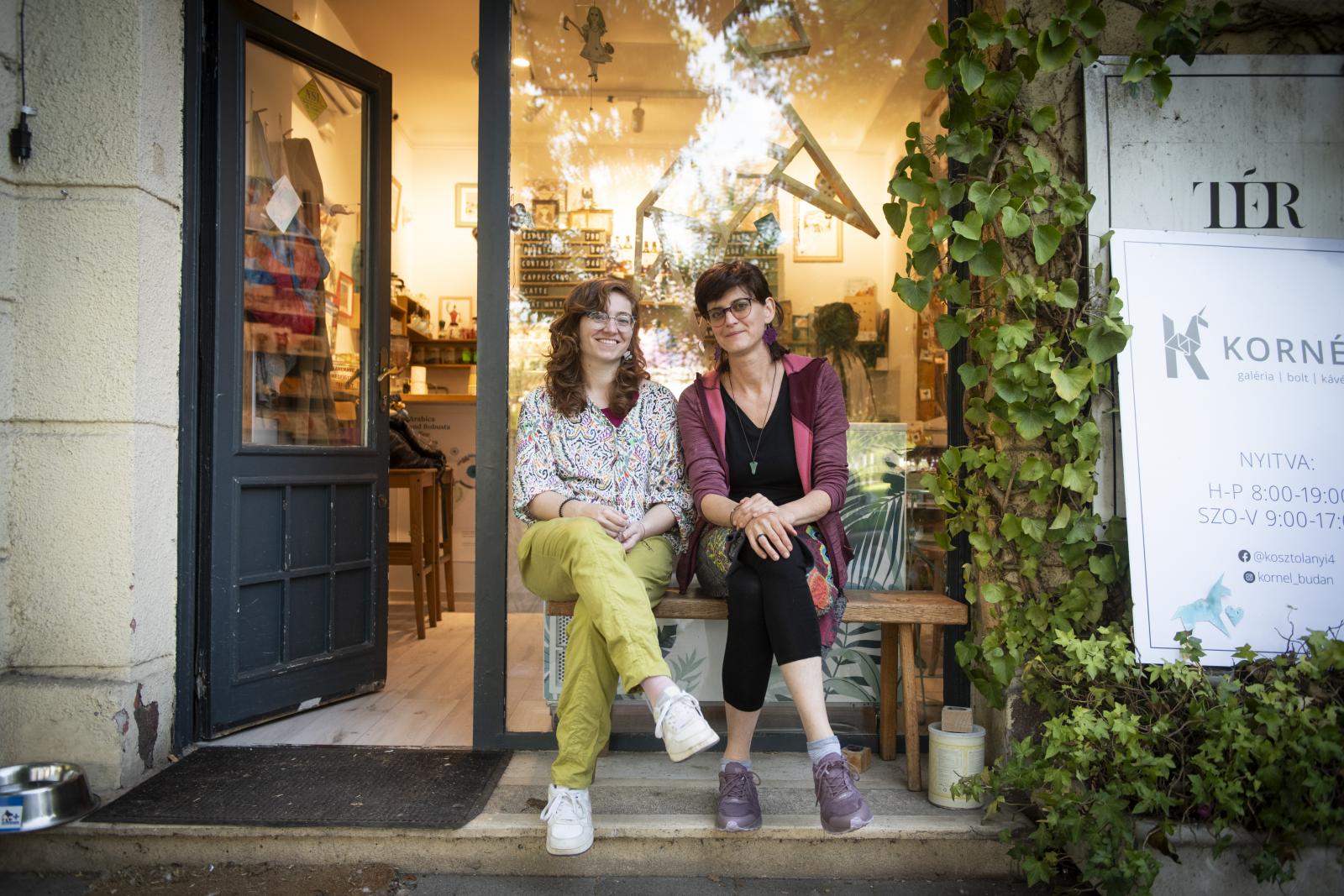 Bogó Krisztina és Vágó Marianna Rita a Kornél előtt