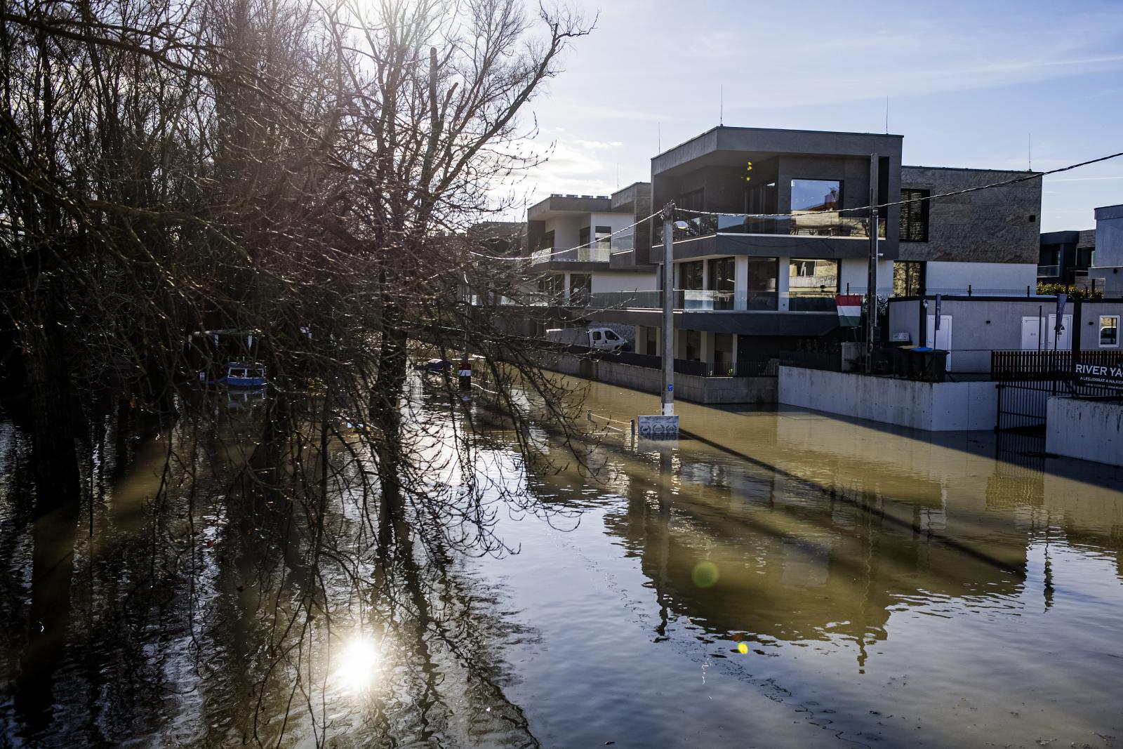 Évtizedek óta megoldatlan a római-parti gát ügye