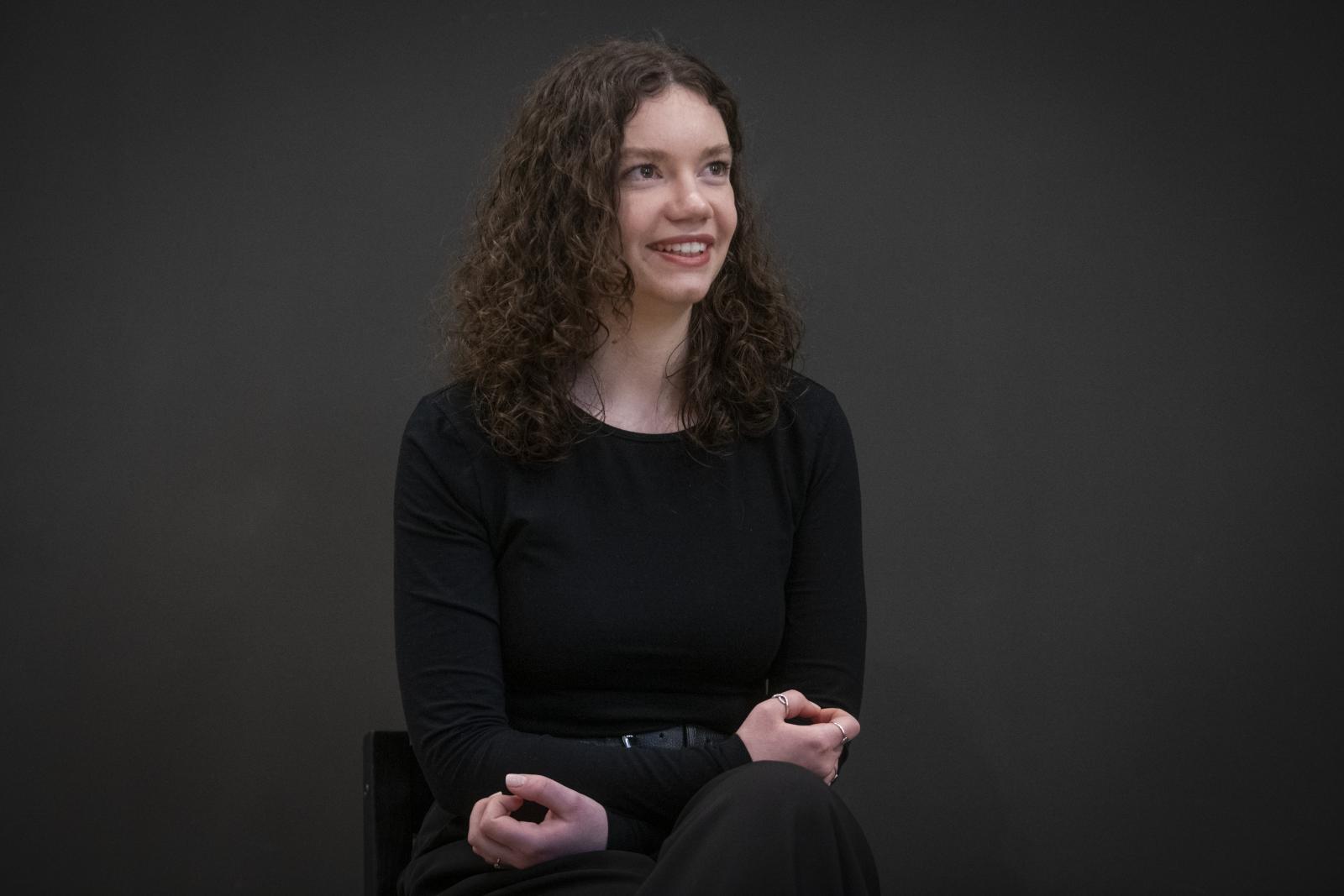 „Szövegekkel próbálom megközelíteni a kimondhatatlant, képekkel pedig az ábrázolhatatlant”