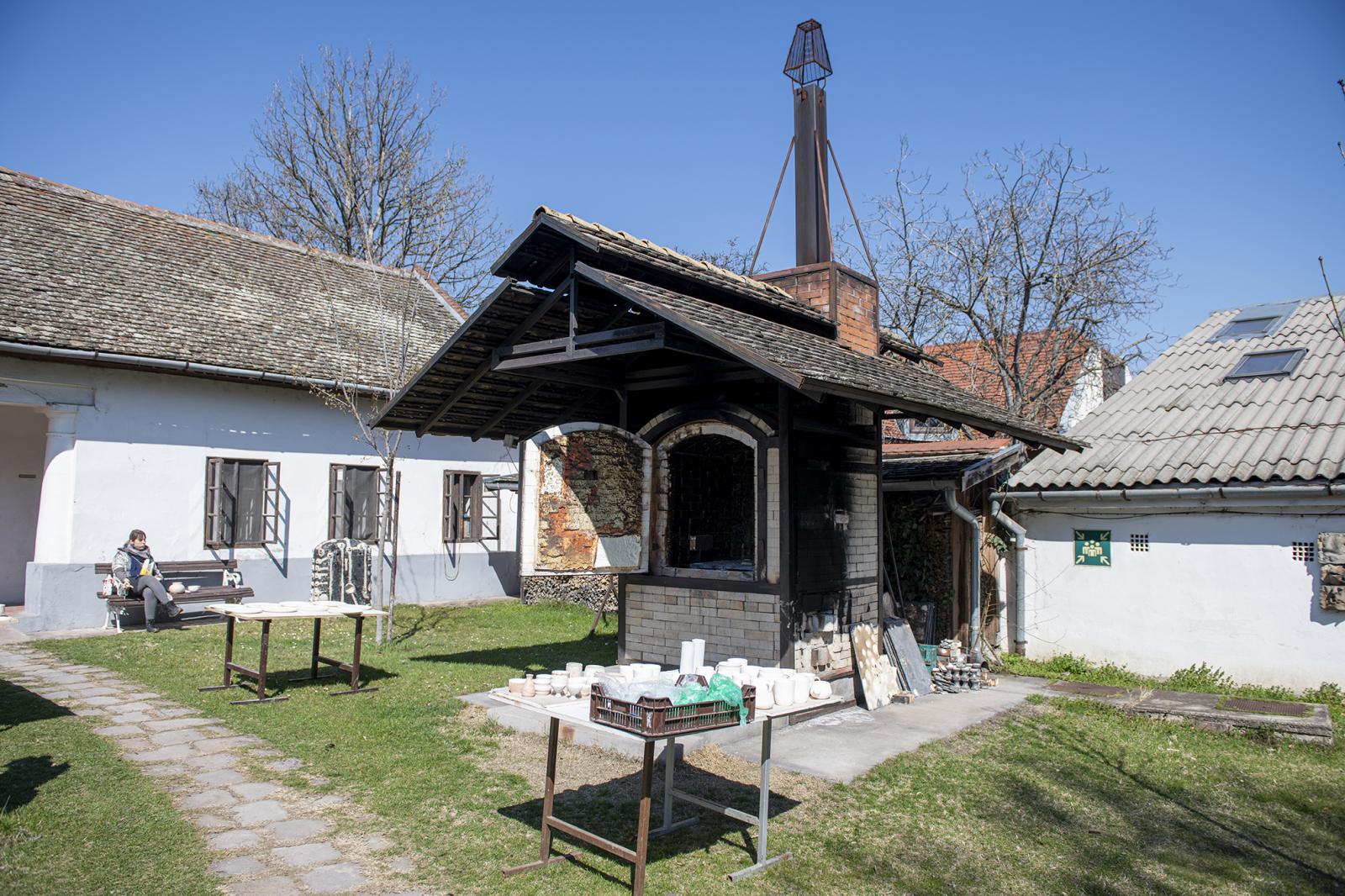 Az 1978-ban alapított műhely a kortárs kerámiaművészet hazai központja