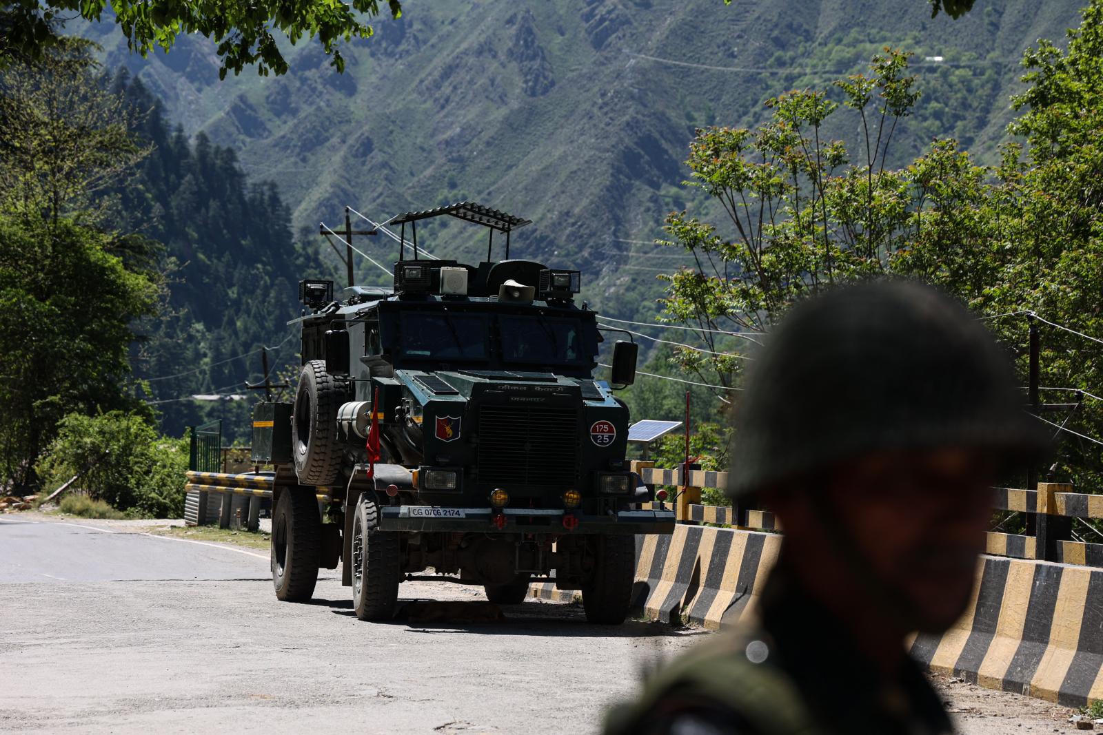 Indiai katonák a kasmíri Uri határvárosban április 28-án