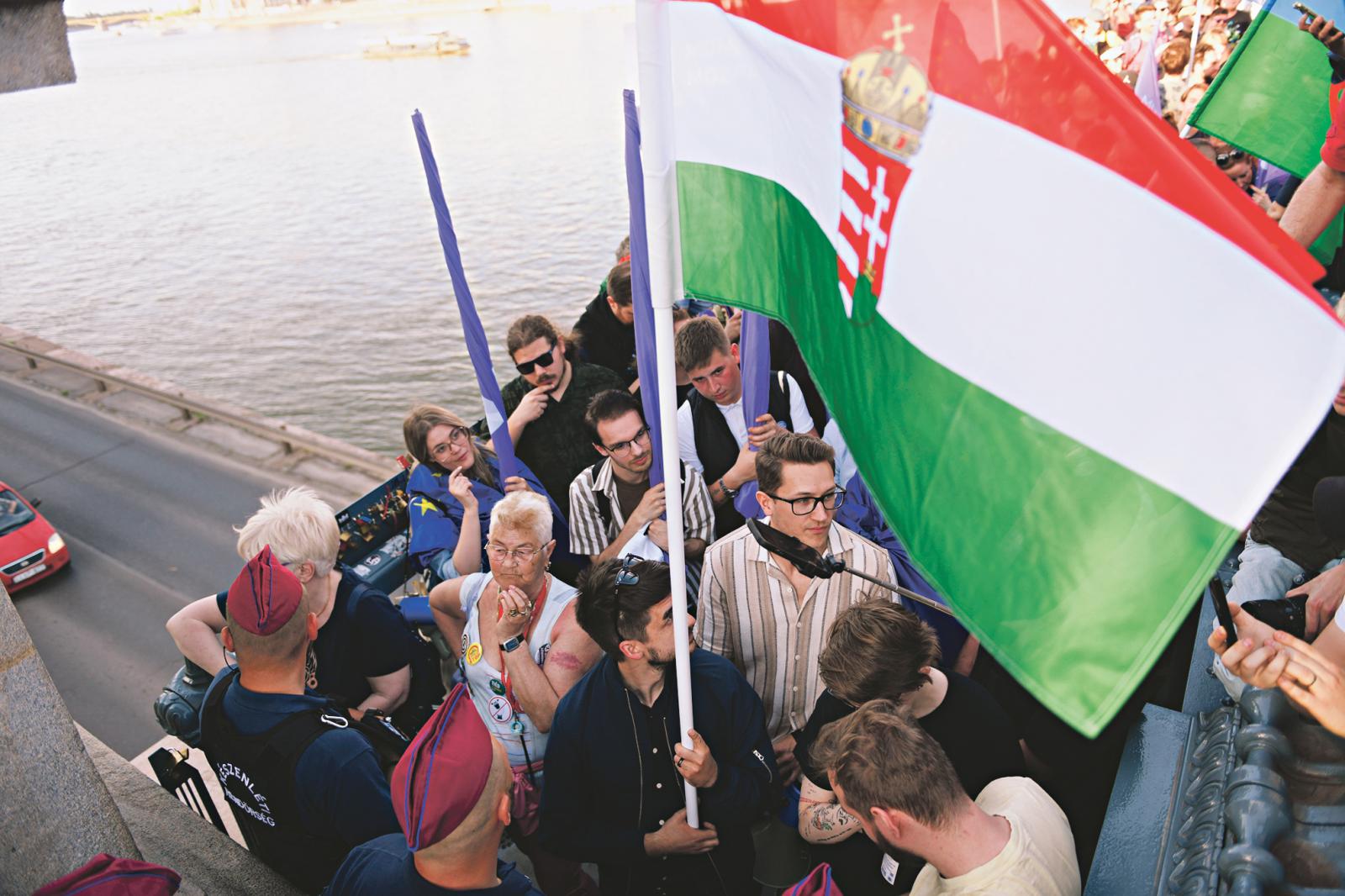 A tömeg kettévált, a momentumosok a Karmelita felé indultak