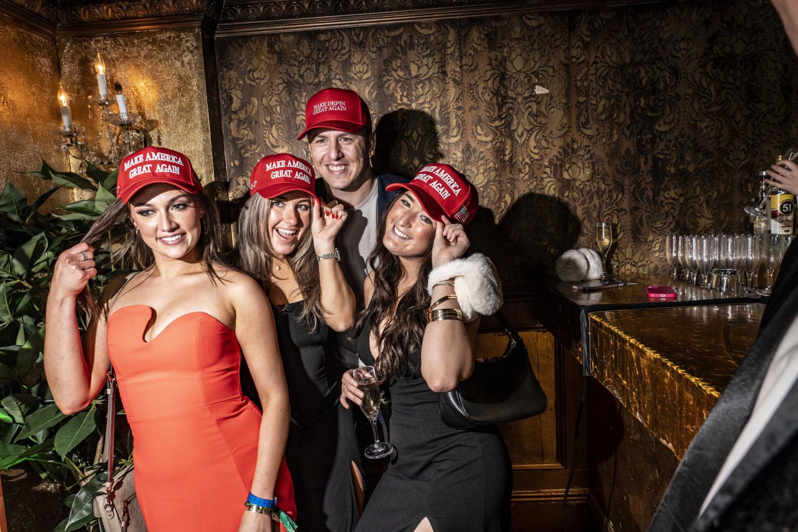 2025 áprilisában a Make America Hot Again partin is feltűnt a mozgalom védjegyévé vált rózsaszín sapka