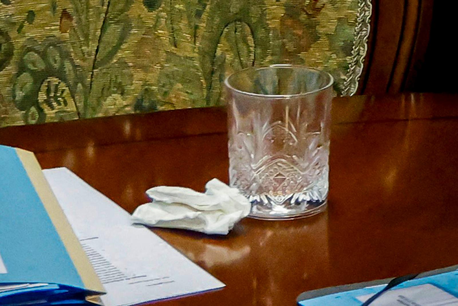 Kokainnak akarták nézni Macron papírzsebkendőjét