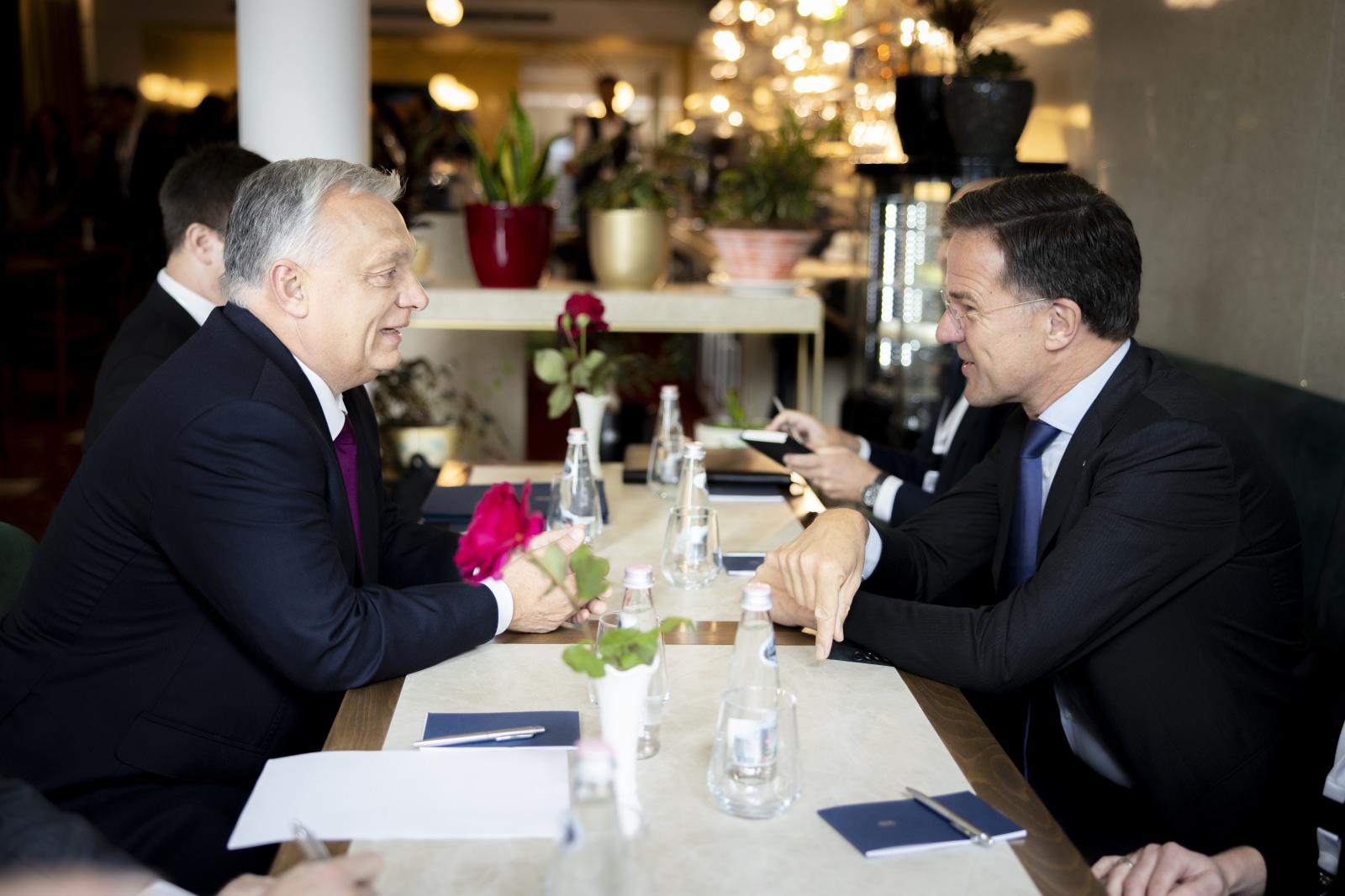 Orbán Viktor miniszterelnök és Mark Rutte NATO-főtitkár Tiranában 2025. május 16-án