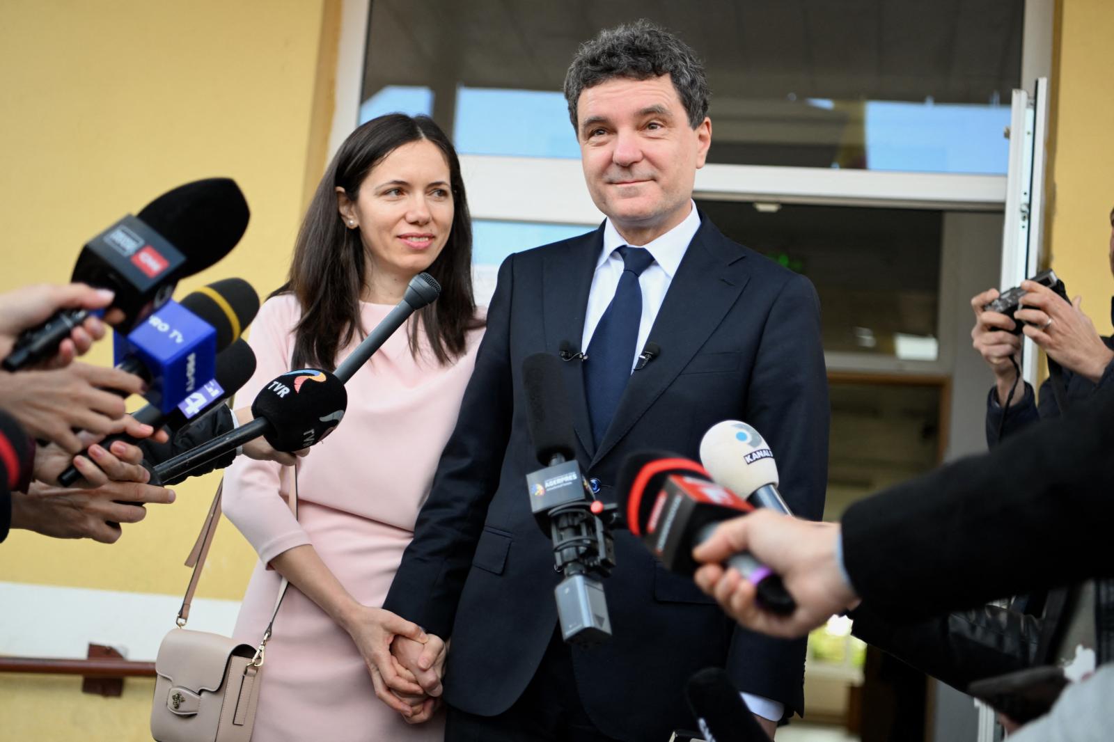 Nicusor Dan és a felesége szavazás után