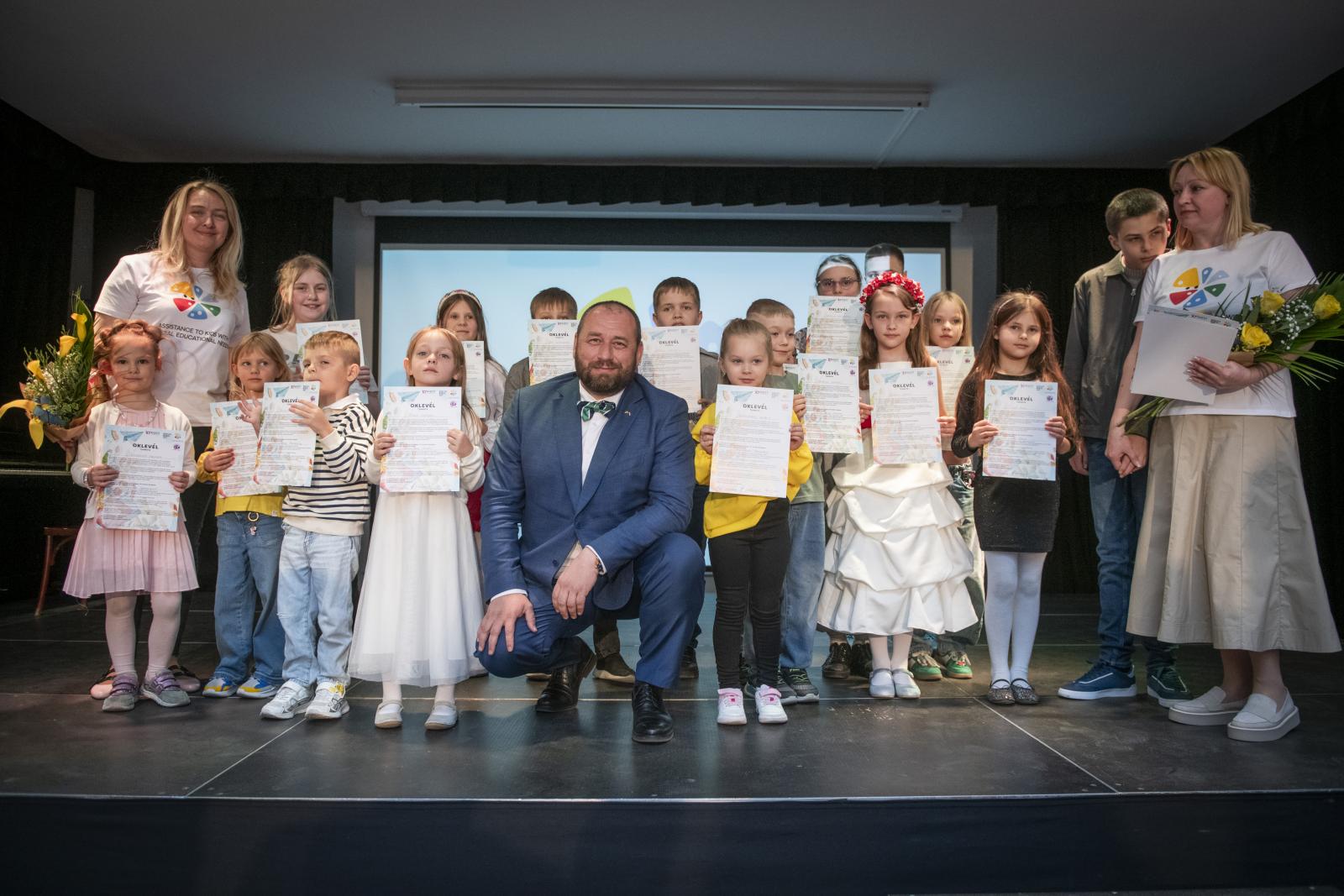 Sándor Fegyir ukrán nagykövet a gyerekekkel