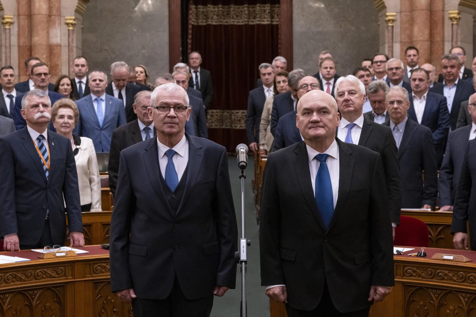 Polt Péter és Hende Csaba leteszi esküjét, miután alkotmánybíróknak választották őket május 20-án