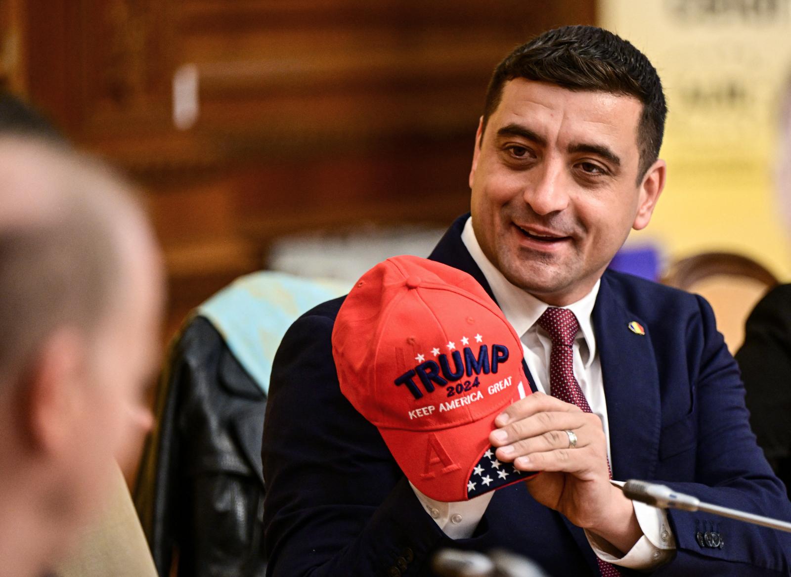 George Simion nagy csodálója Donald Trumpnak. Az amerikai elnökhöz közeli techmogulok sorra állnak ki a román szélsőjobb politikus diverziója mellett