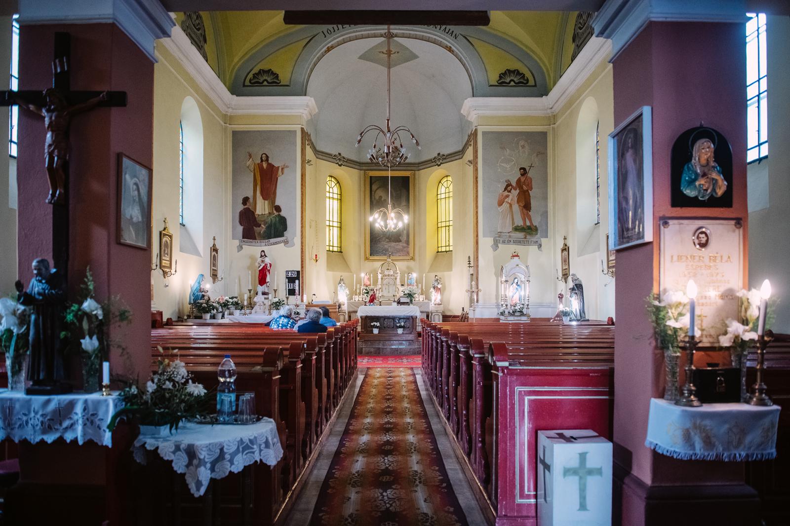 A vécsi római katolikus templom. Az egyháznak a gyászolók mellett kell állnia