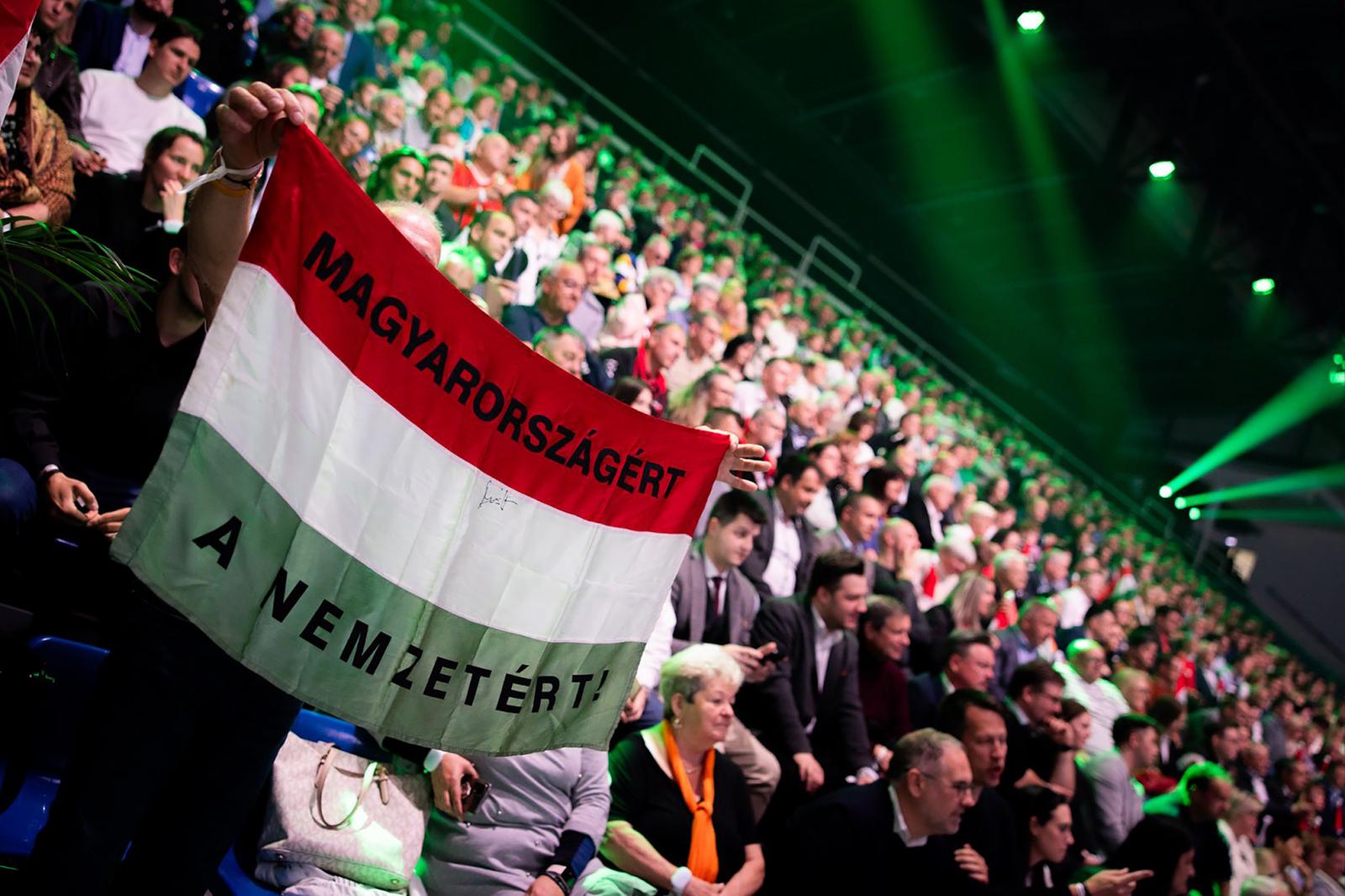 „Harcosok” a Fidesz múlt vasárnapi rendezvényén, a BOK-csarnokban