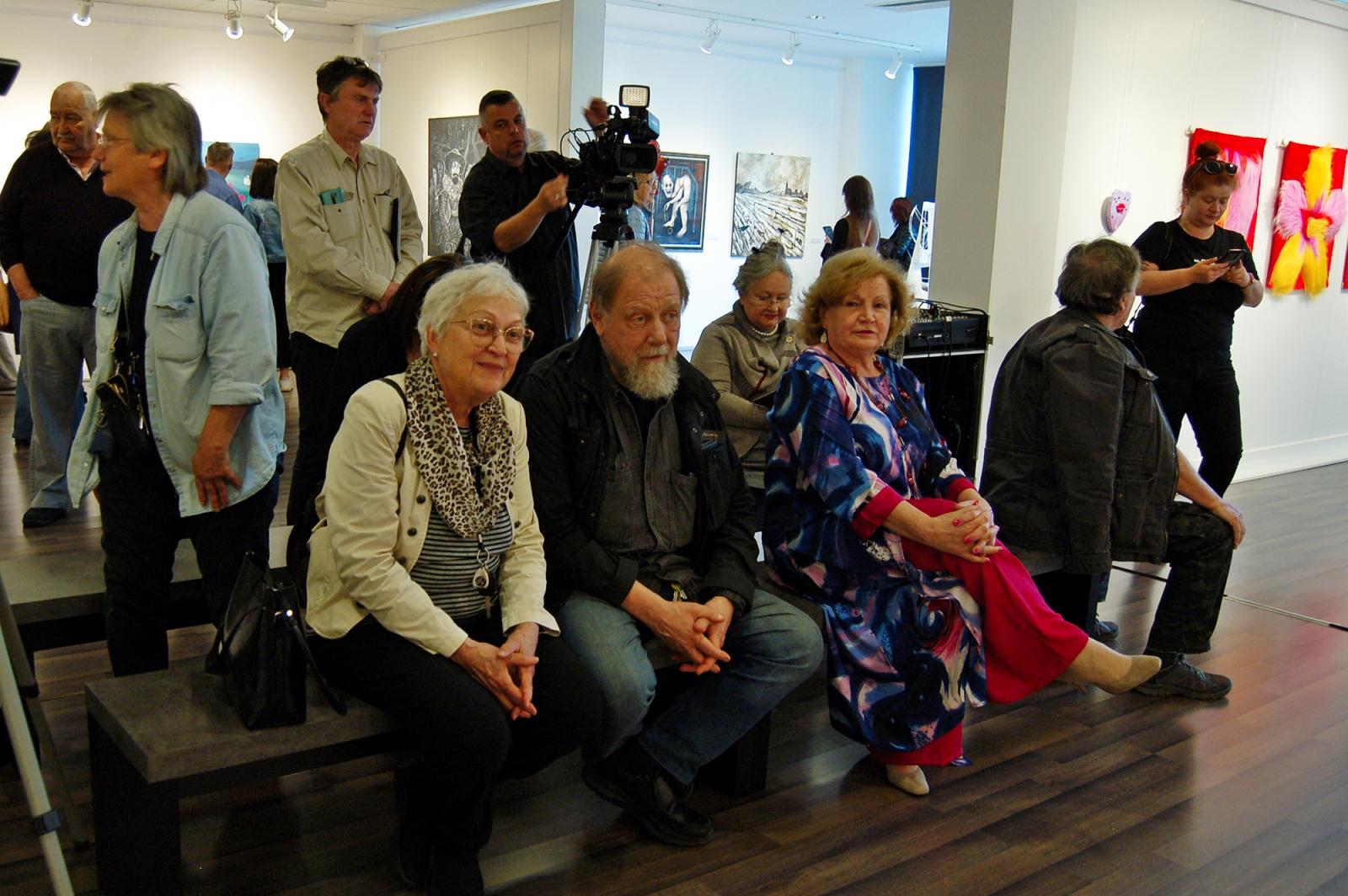 Géger Melinda művészetörténész és a KaposArt szíve-lelke: Vörös András festőművész és Halmos Klára grafikusművész