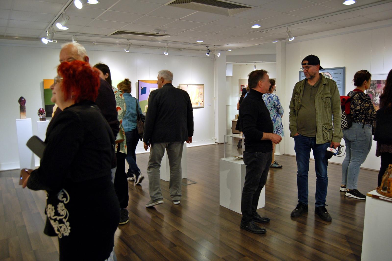 Géger Melinda művészetörténész és a KaposArt szíve-lelke: Vörös András festőművész és Halmos Klára grafikusművész