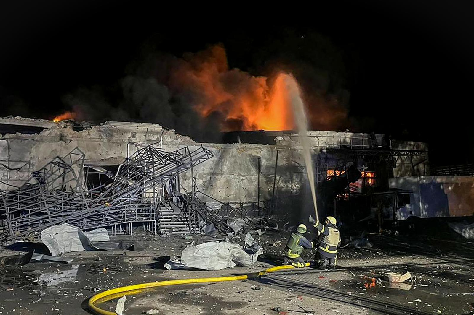 Péntekre virradóra 90 drónnal és két ballisztikus rakétával támadta Ukrajna polgári célpontjait az orosz hadsereg.