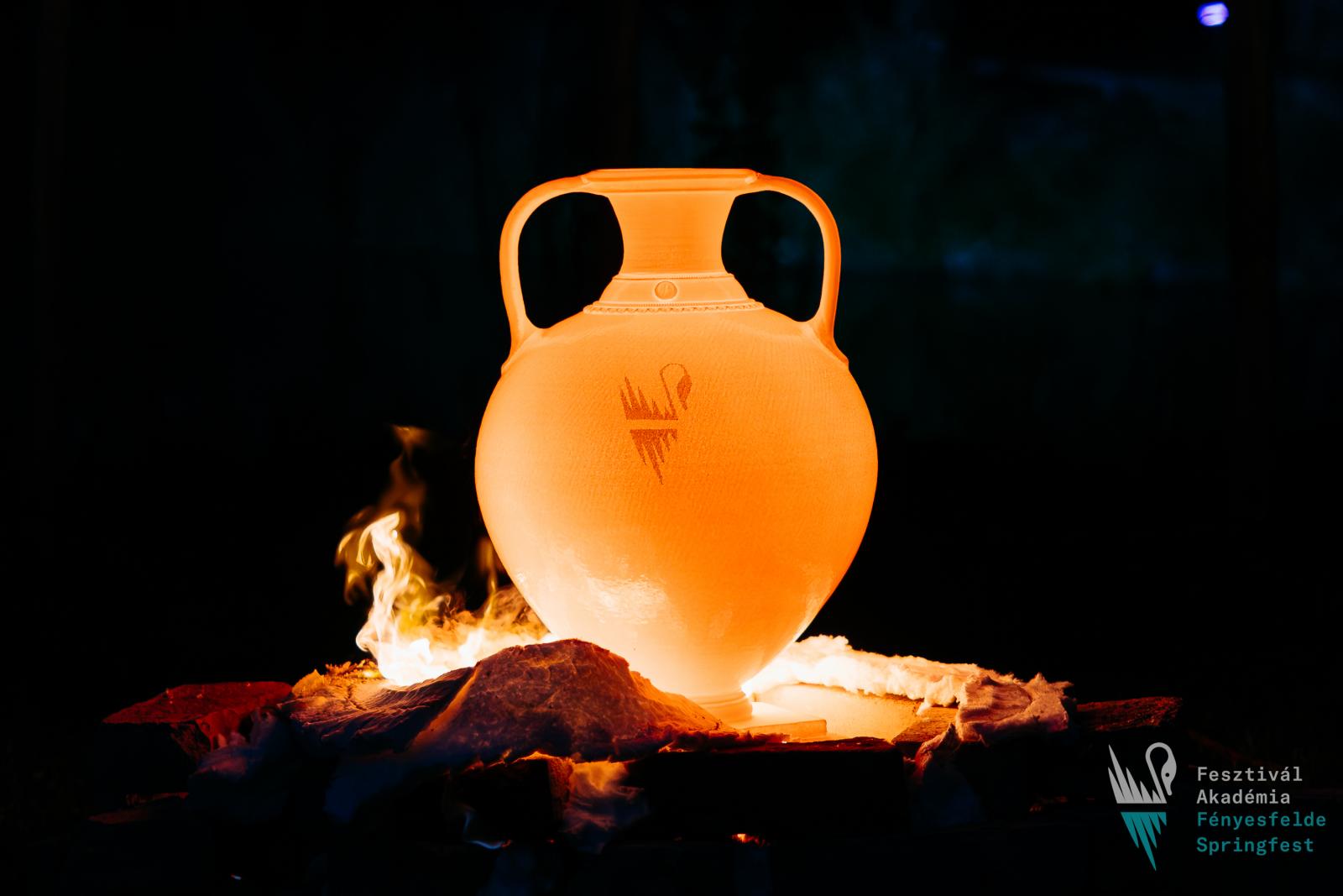 Redukciós technikával született az amfora, ez nem a gyerekfoglalkozások része volt