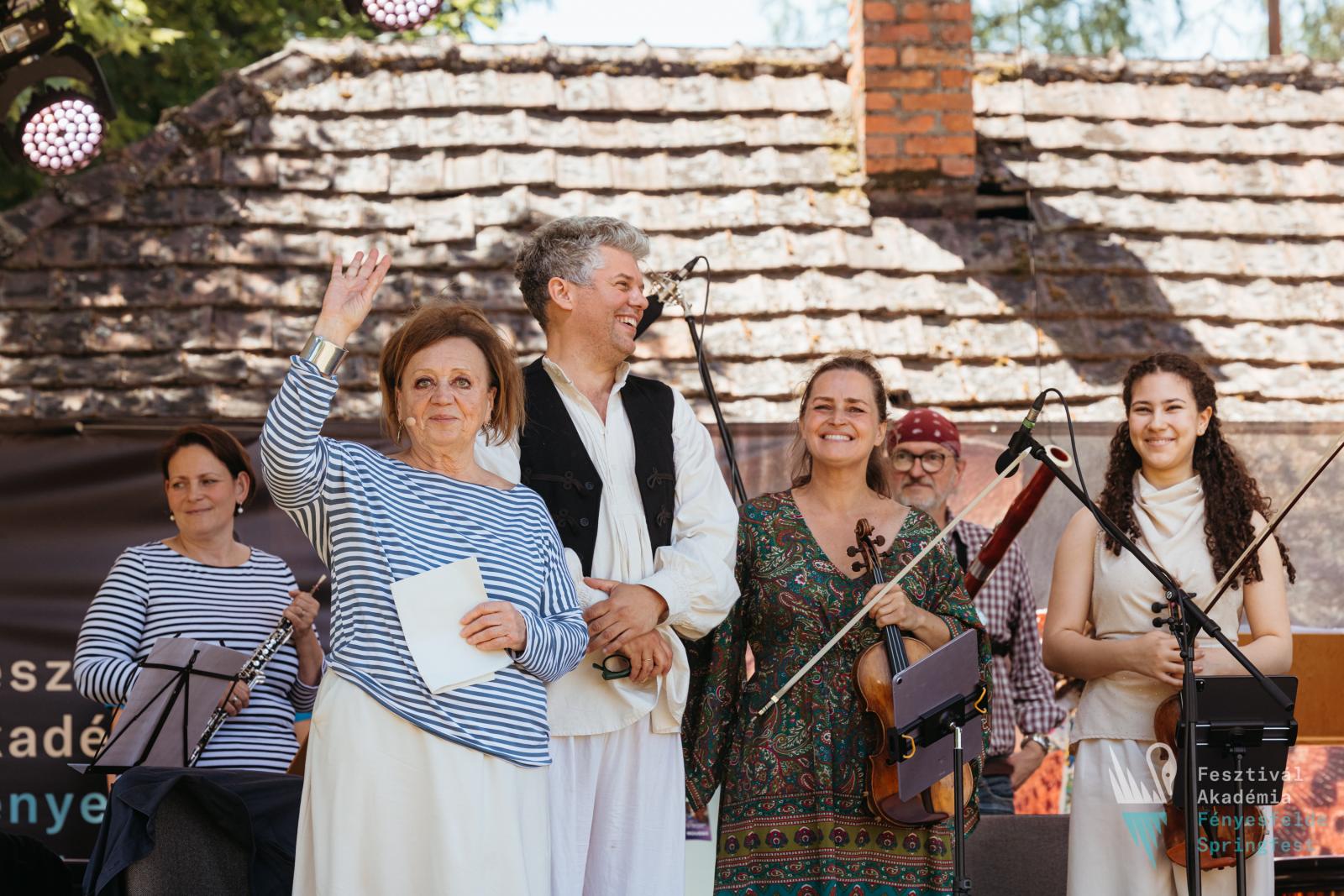 Csákányi Eszter, Kelemen Barnabás, Kokas Katalin, Abouzahra Mariam és a háttérben oboával Káli-Fonyódi Fruzsina és fagottal Lakatos György