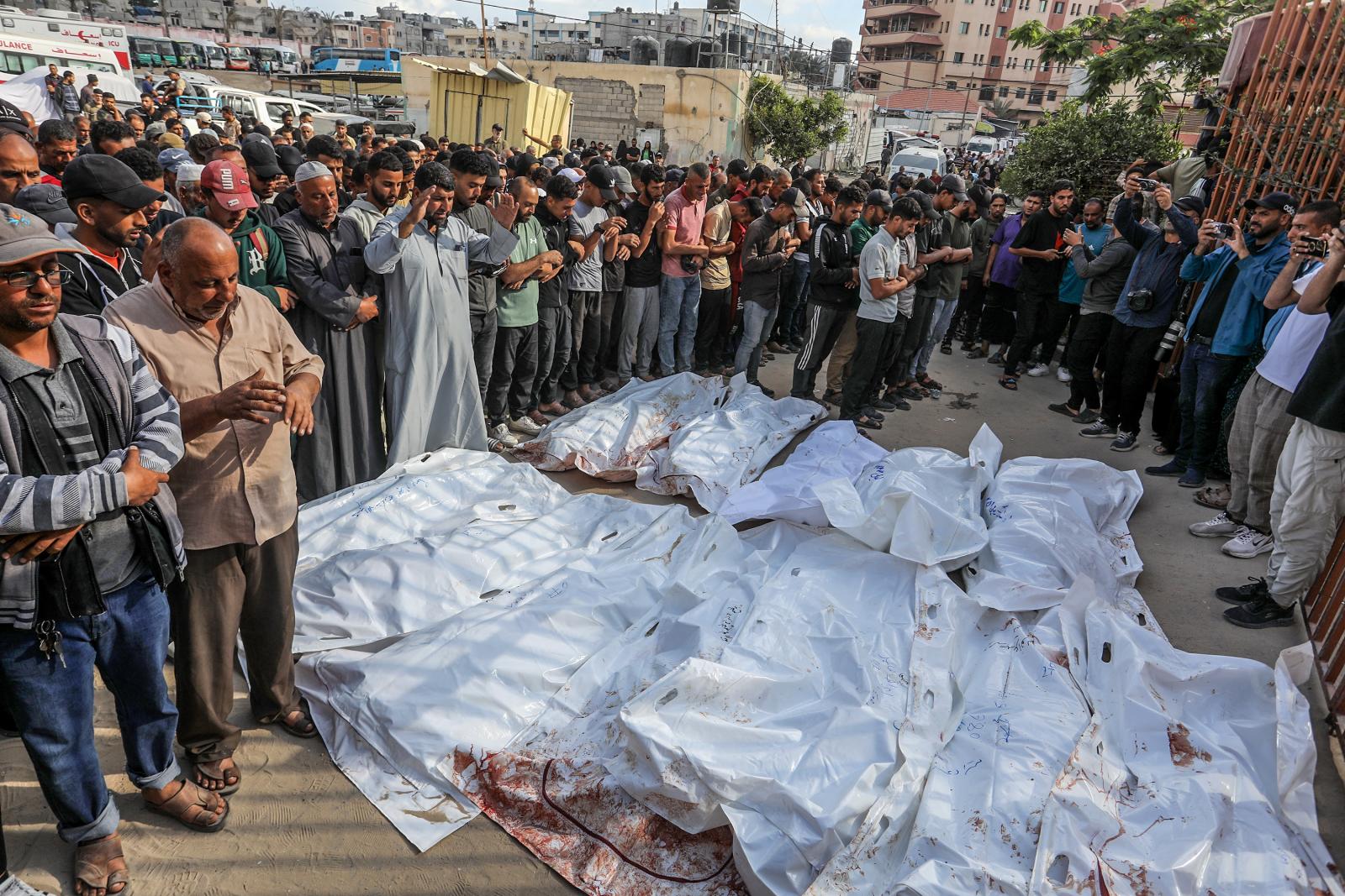 Az áldozatok búcsúztatása a Nassed Kórház előtt június 3-án