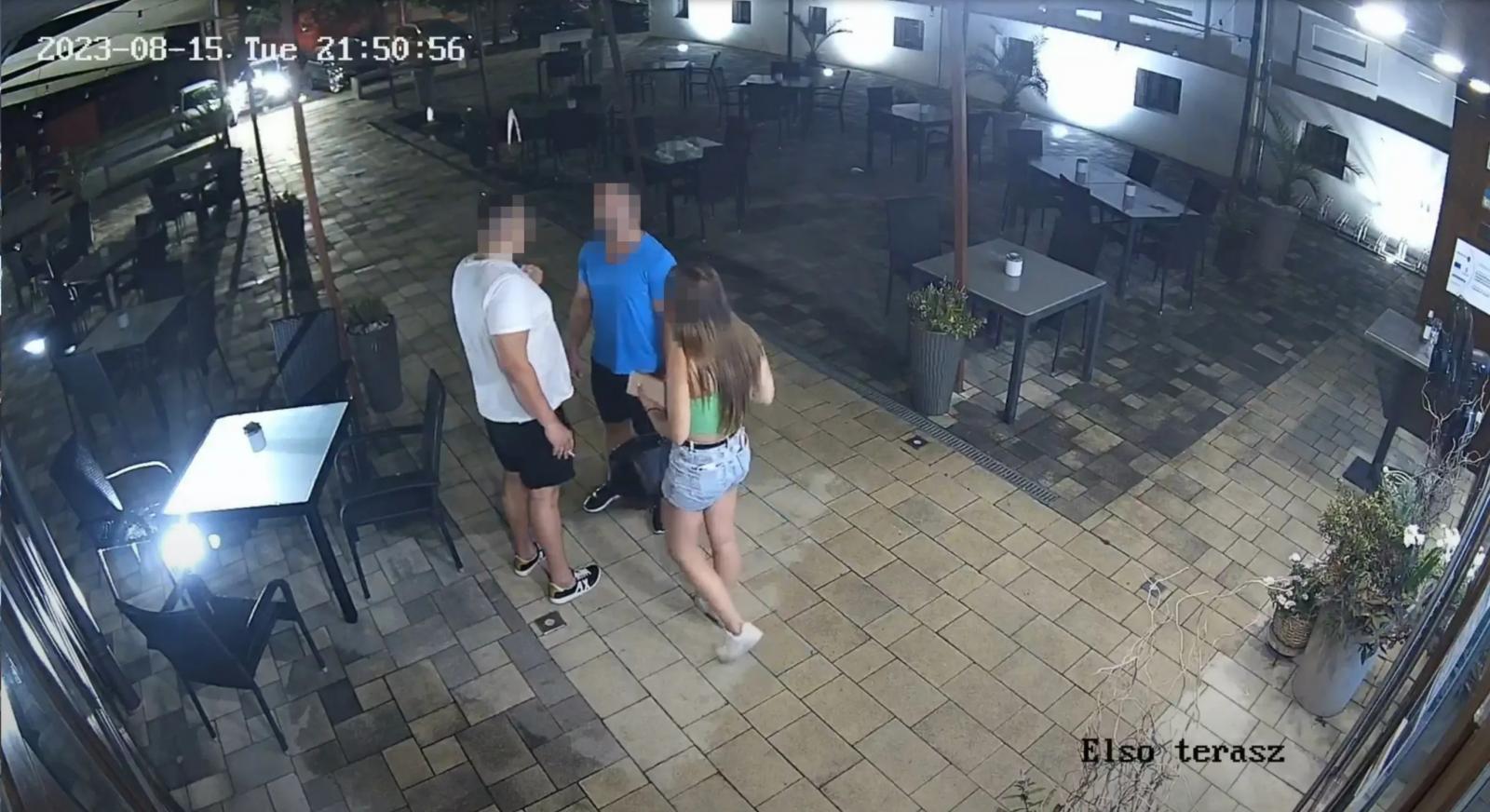 A vádlott K.
Tamás (fehérben),
barátnője
F. Alexia és
a pincér Sch.
David (kékben)