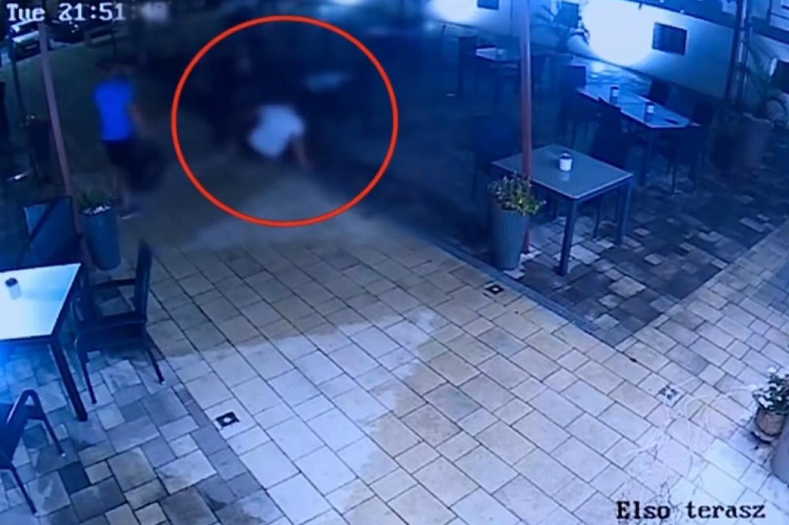 A békéscsabai
szálloda kamerarendszere
által rögzített
verekedés egy
pillanata, melyet
a rendőrség hozott
nyilvánosságra:
a földön a
vádlott K. Tamás
fekszik, és szúró
mozdulatot tesz
az álló Szabó
Sándor felé