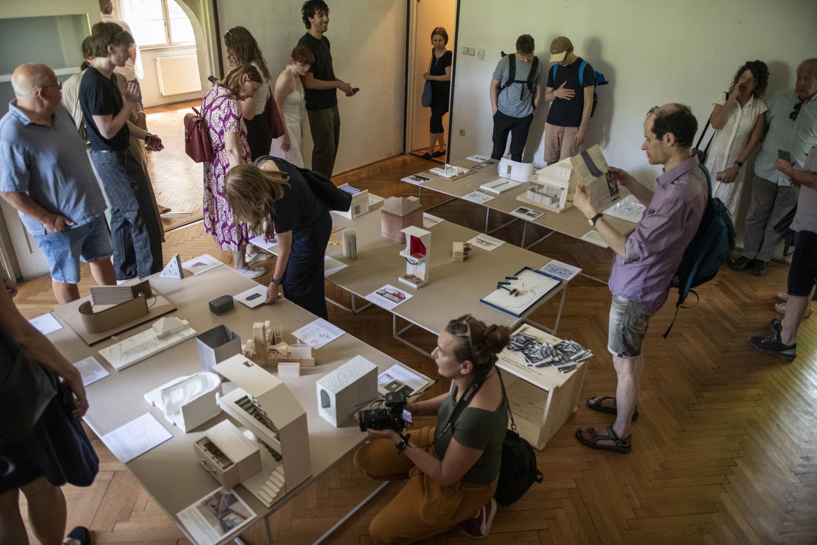 A felújítás alatt álló ház egyelőre üres, a munkálatok nyoma látszik rajta. Egy napra viszont az építészhallgatók makettjei töltötték be a teret