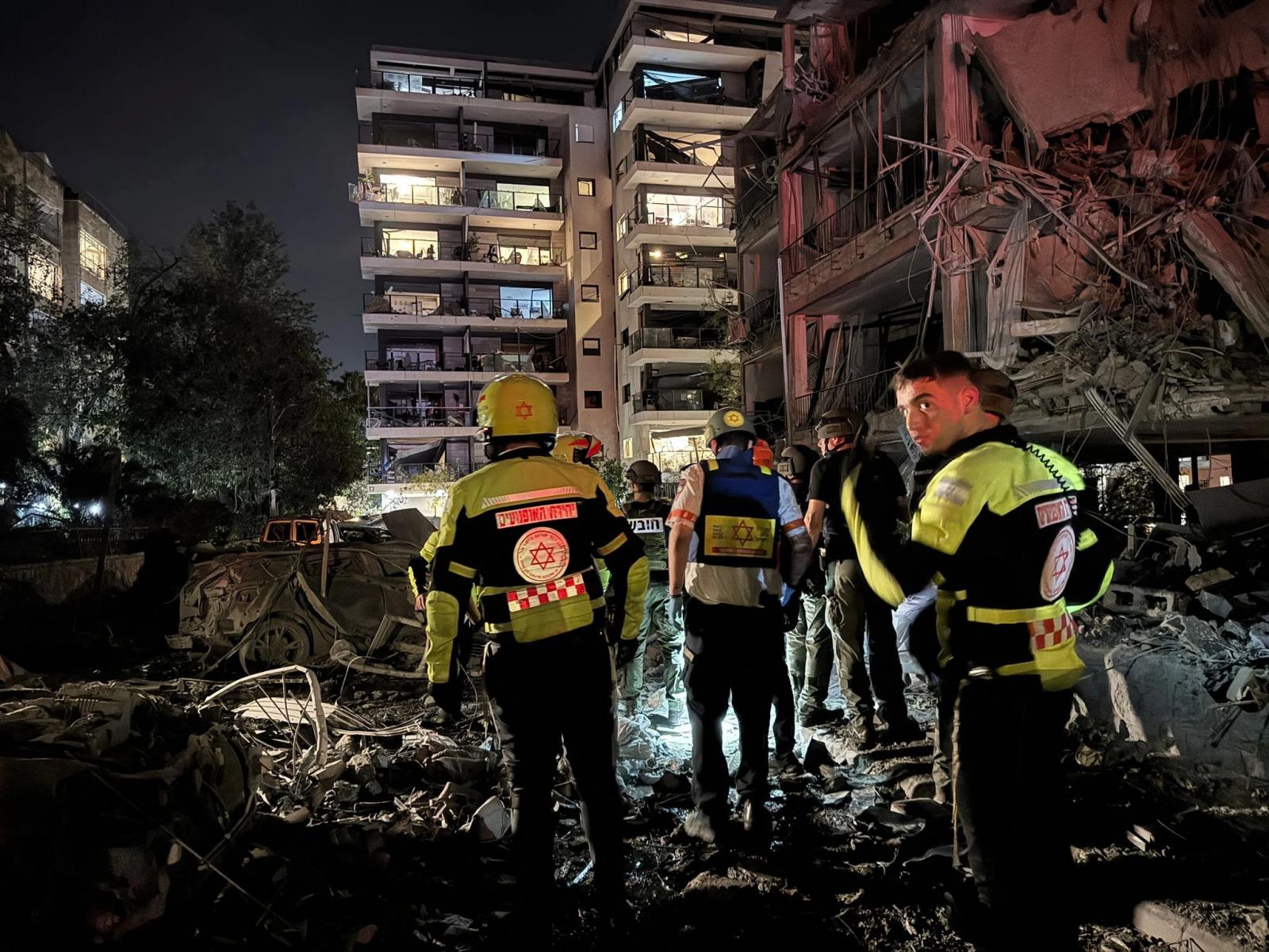 Mentés Tel-Avivban egy iráni rakéta repeszeinek a becsapódása után