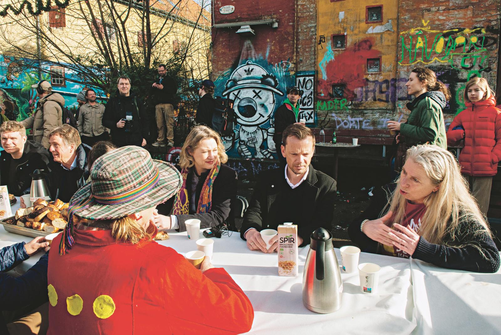 Együtt dolgoznak, együtt esznek, mindent megosztanak a  koppenhágai Christiania Szabad Város kommuna tagjai