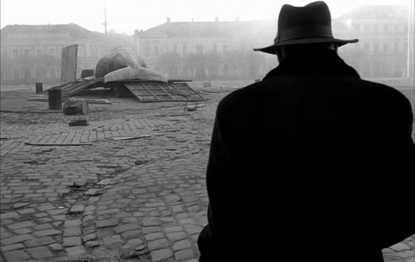 „Emlékeznek a Werckmeister harmóniák elejére, a napfogyatkozásra? Na, a lapocskámra annyi volt felírva, hogy »napfogyatkozás«.”