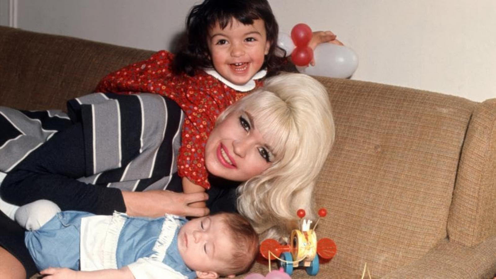 Jayne Mansfield fiával,Tonyval és lányával, Mariskával az 1960-as években