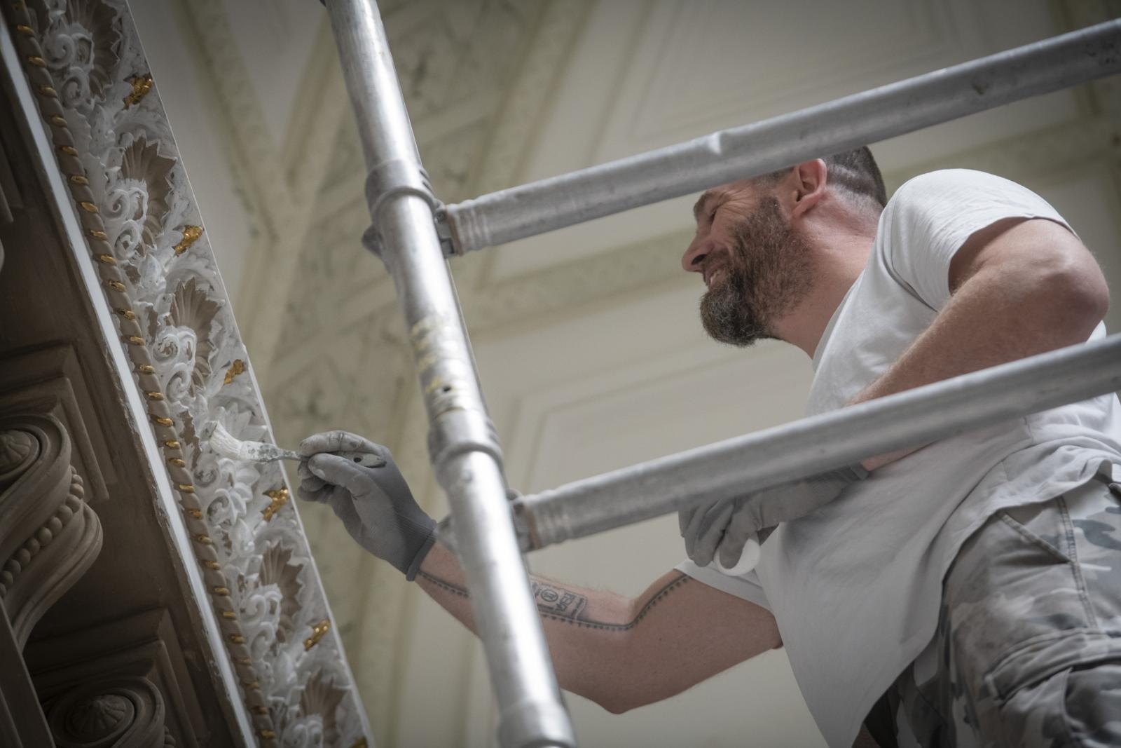 A díszterem – Lotz Károly által gyönyörűen dekorált – mennyezetének a felfüggesztése is speciális