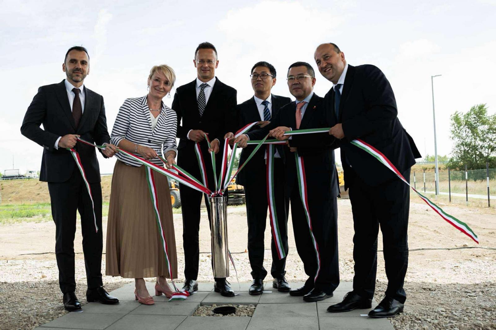 Szijjártó Péter a BYD elektromosbusz-gyártó üzemének alapkőletételén Komáromban június 27-én