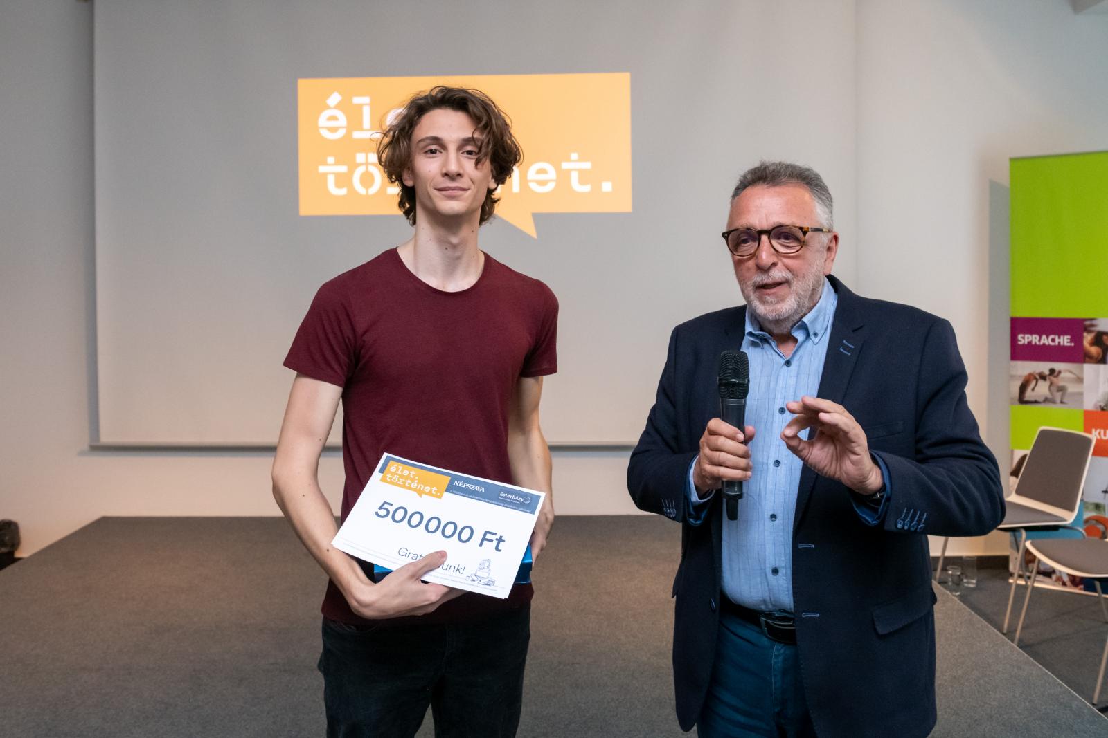 Kiss Bálint Béla Heisler Andrástól, az Erzsébetvárosi Zsidó Örökségért Alapítvány kuratóriuma elnökétől vette át a díjat