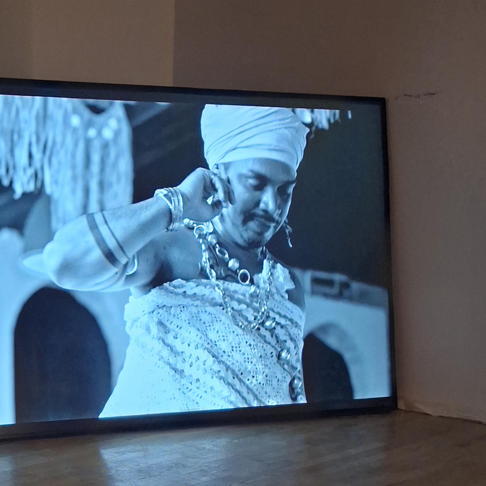 A kiállítás anyagát a négy hét alatt is részben változtatják, ezzel is a befejezetlenséget erősítve