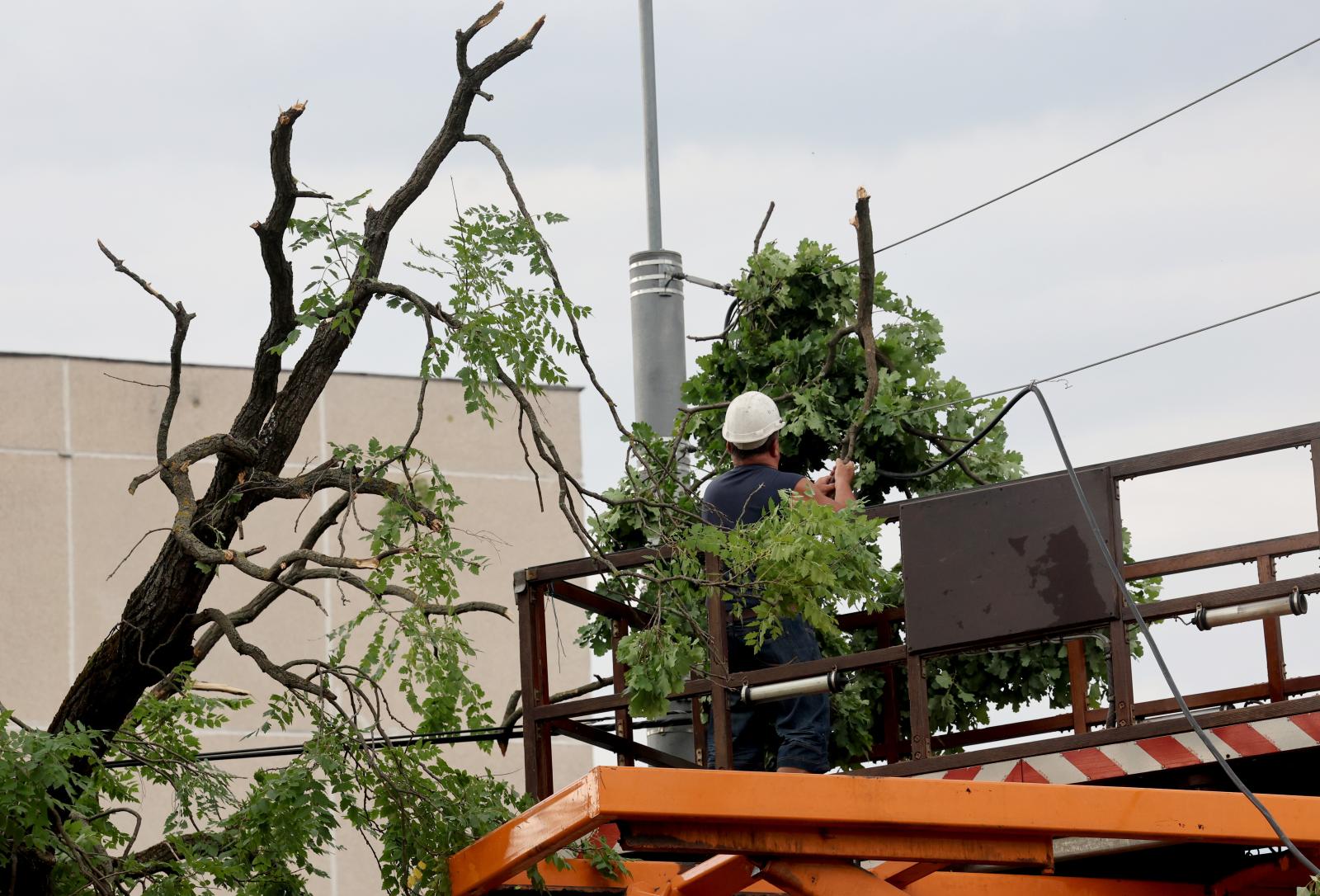 Távvezeték helyreállítása Miskolcon.