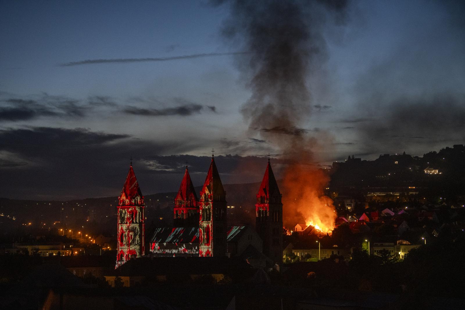Az idei fesztiválon a tűz a valóságban is megjelent