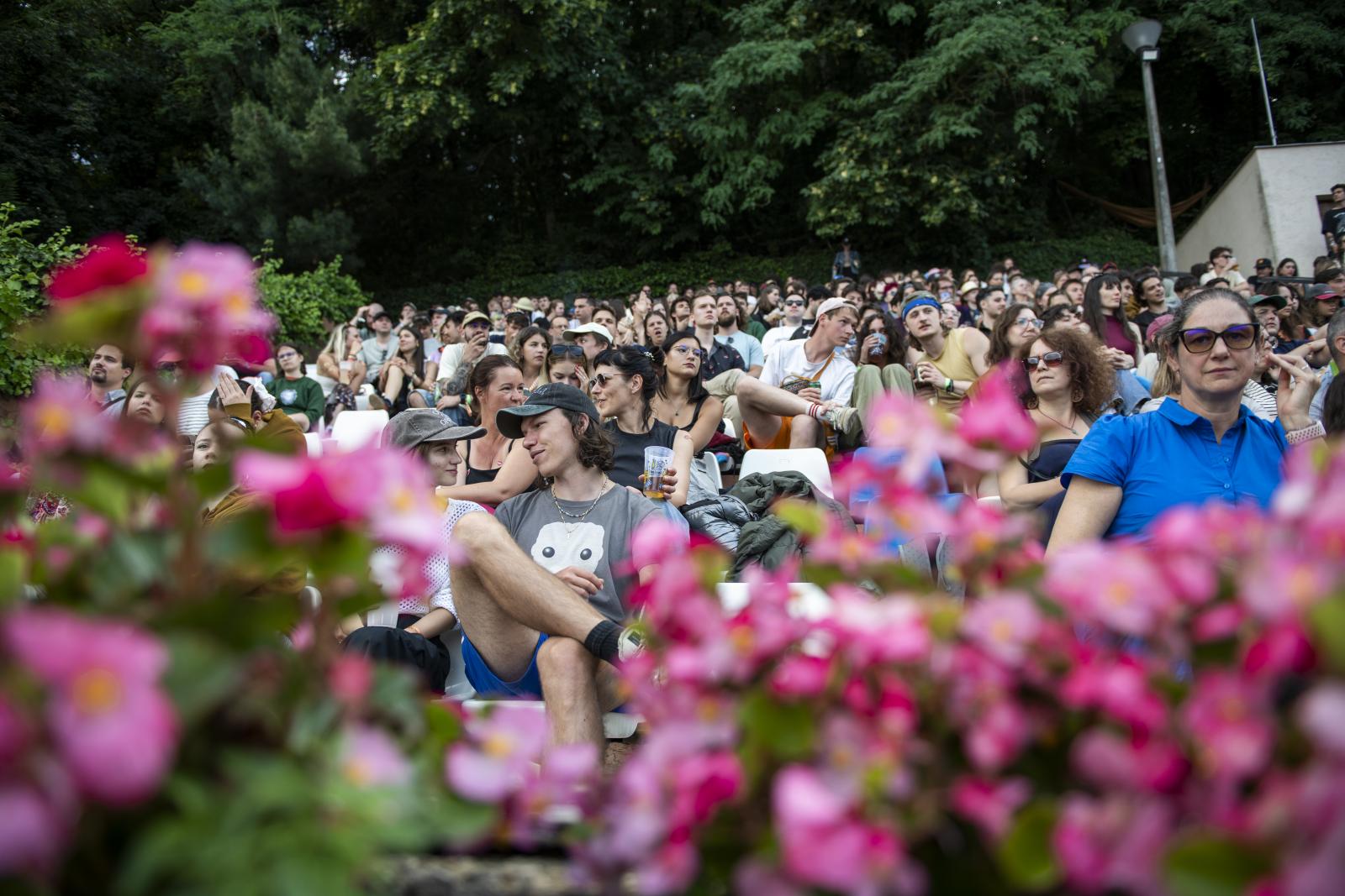 Sukorón nehéz létszámot becsülni, de az volt a benyomásunk, hogy nagyon sokan vannak