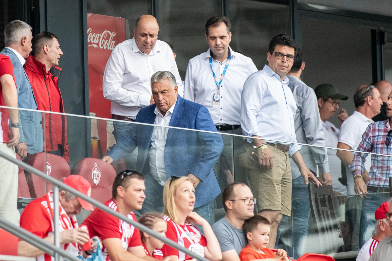 Orbán Viktort a Sepsi OSK meccsein sztárként ünnepelte a közönség. A klubot ugyancsak támogatta a magyar kormány