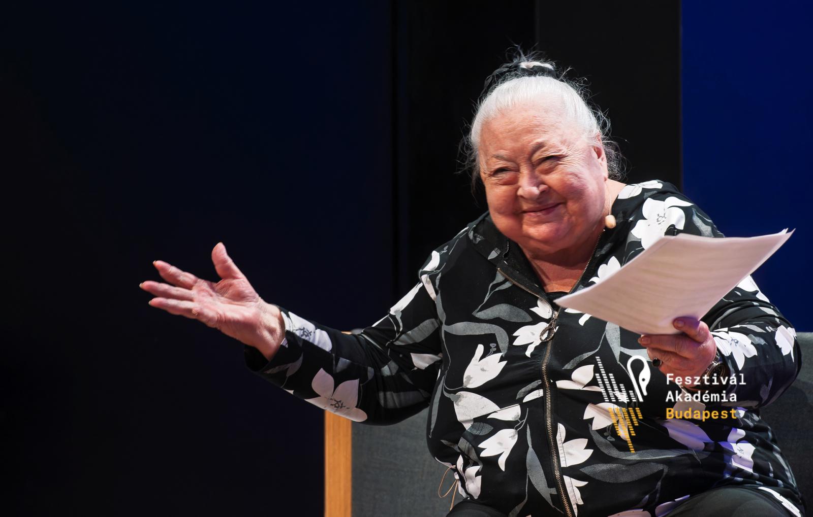  Ahogy Molnár Piroska felolvasta Dragomán György Máglyájának részletét, szeméből kicsordult
a könny.
És nem csak az övéből