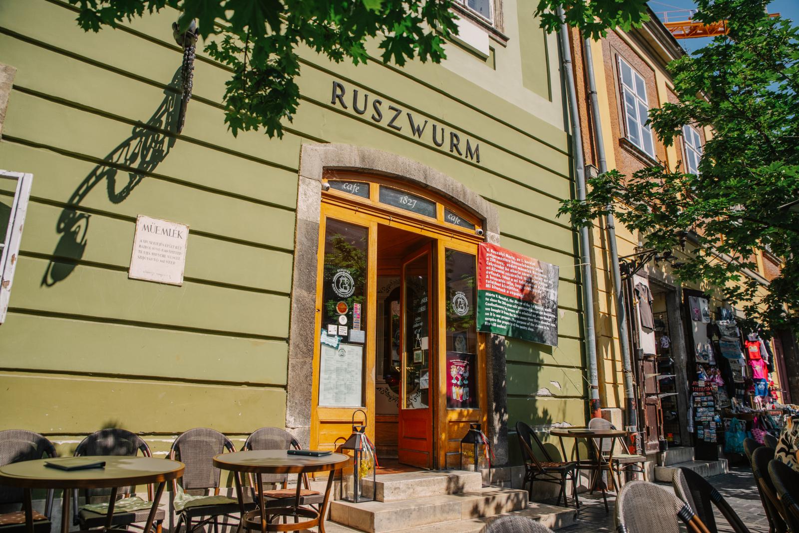 1827 óta működött a cukrászda, megszakítás nélkül. Eddig