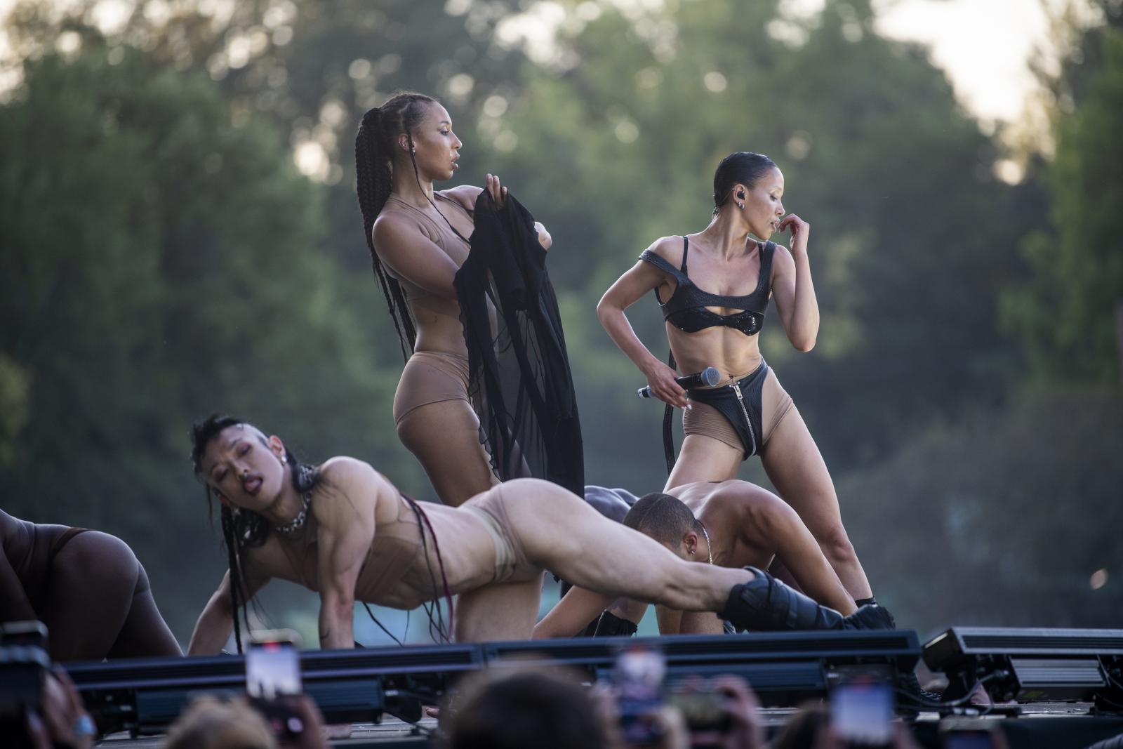 A matinéműsor a Magic Mirrorban a YUCK cirkusz volt, melynek fő inspirációja a maszkulin világ kifigurázása volt