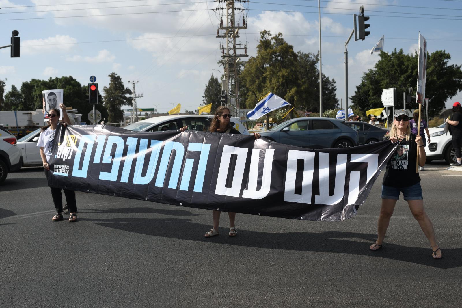 Felirat: A túszok mellett