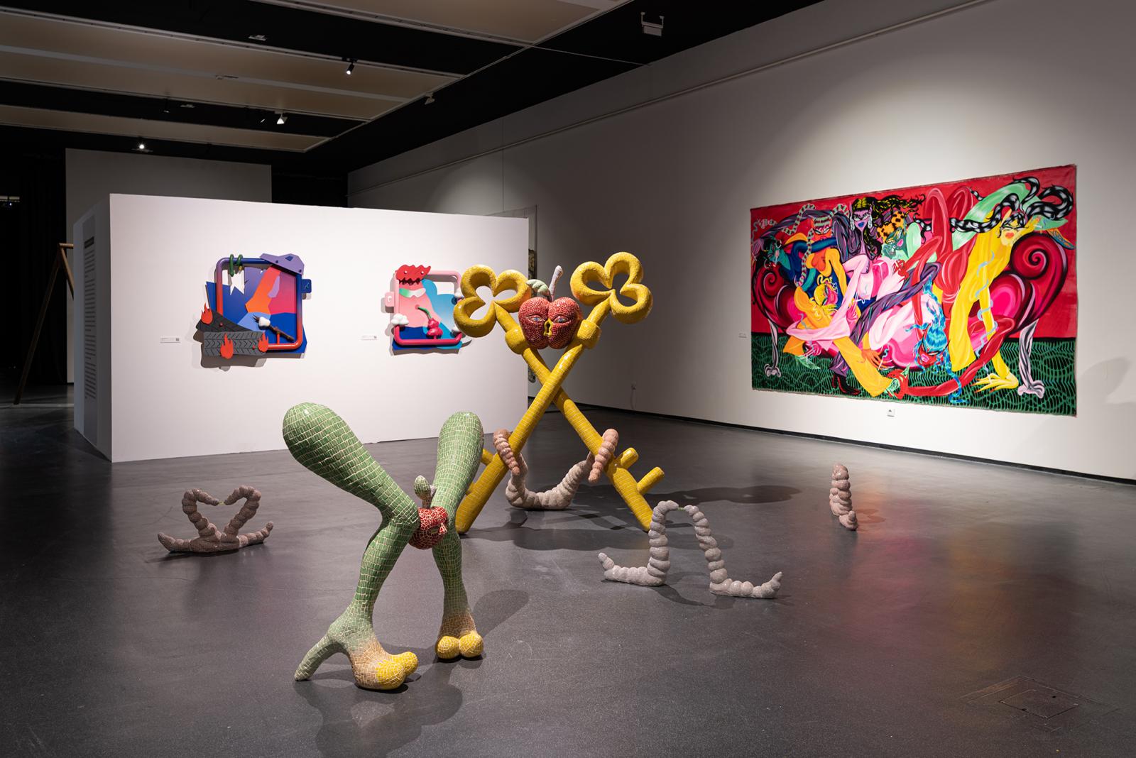 Az m21 Galériában a test és identitás témáját absztrakt formákon keresztül bontják ki a kiállított művek